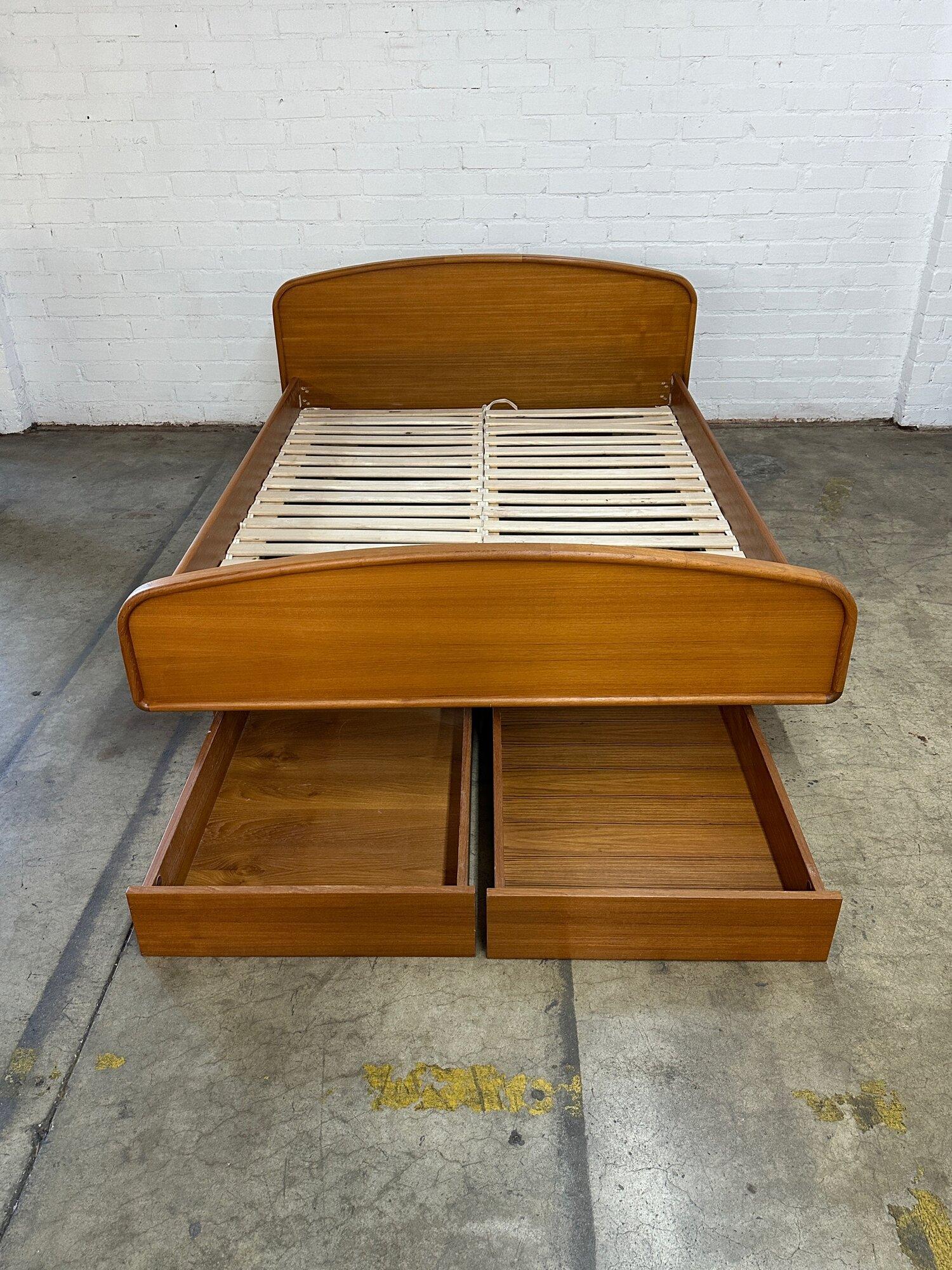 W68 D84 H35.5 H17

INNER BED W60 D81 H6

Fully refinished Teak Queen Platform bed. Bed features rounded edges at both the headboard and footboard. There is two storage drawers at the bottom of the footboard that roll out against your floor. 