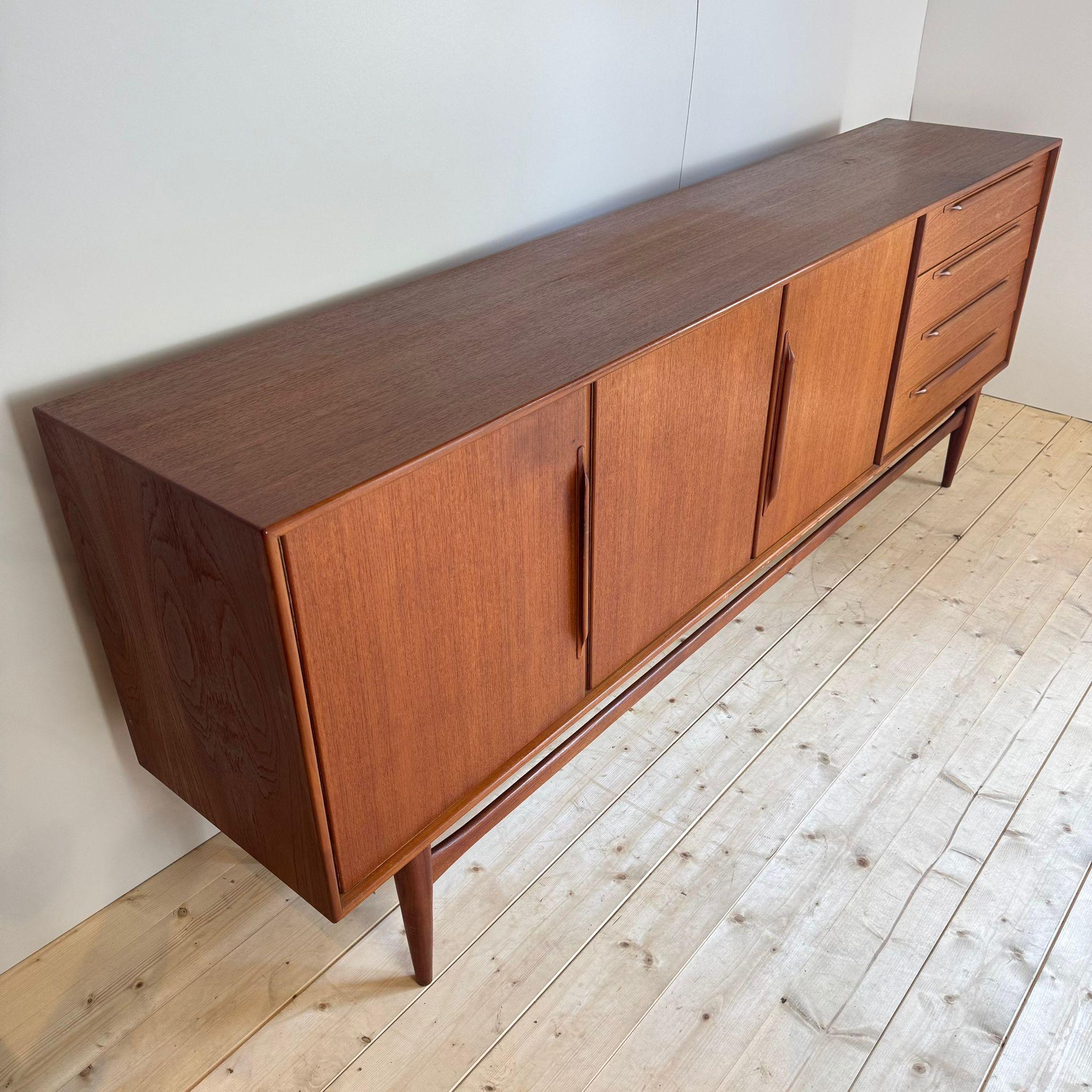 Teak Danish sideboard, 1960 Mid-20th Century en venta