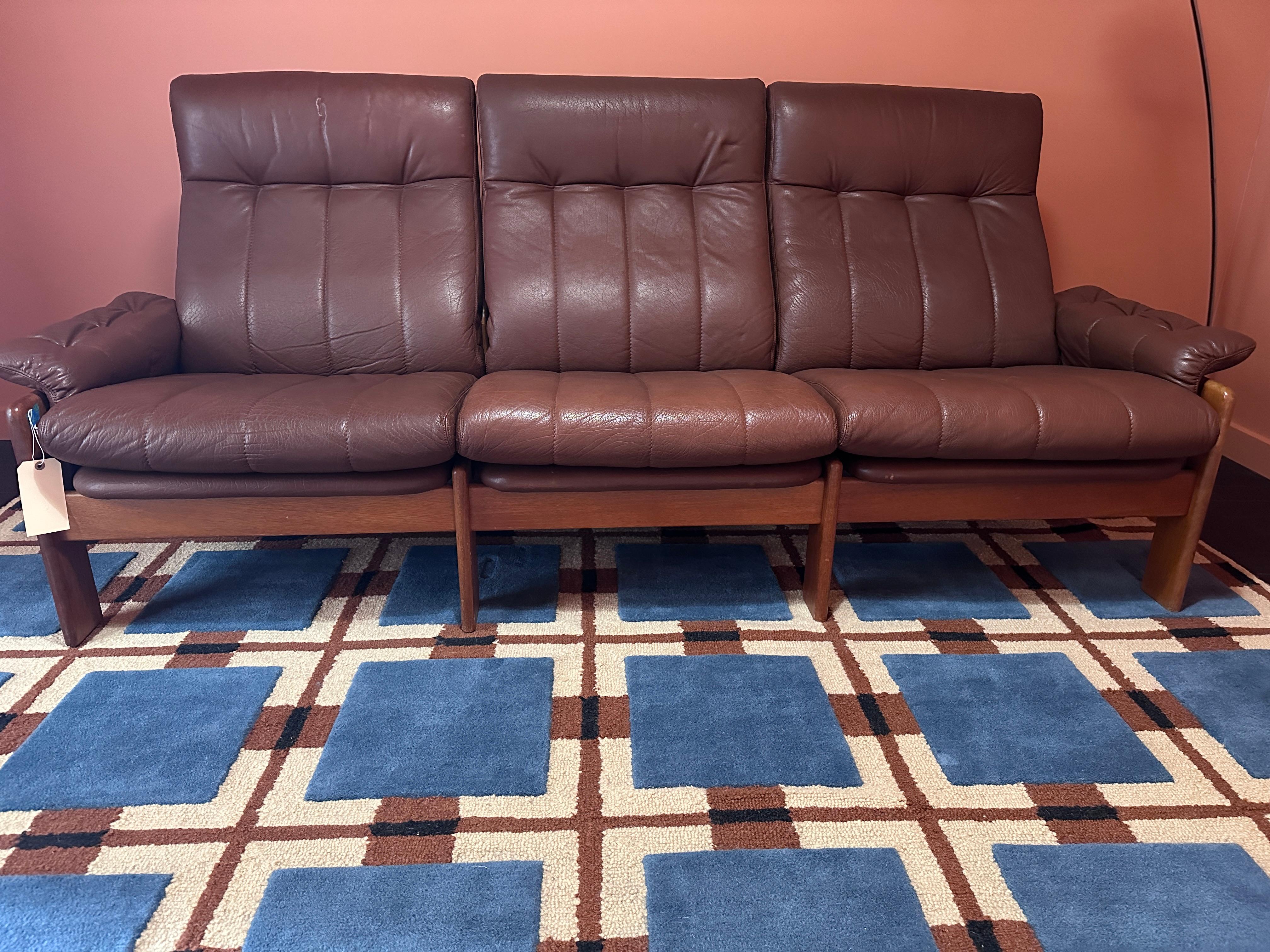 Teak and leather three-seater sofa by Skipper Mobler in excellent vintage condition with minimal age-consistent wear.