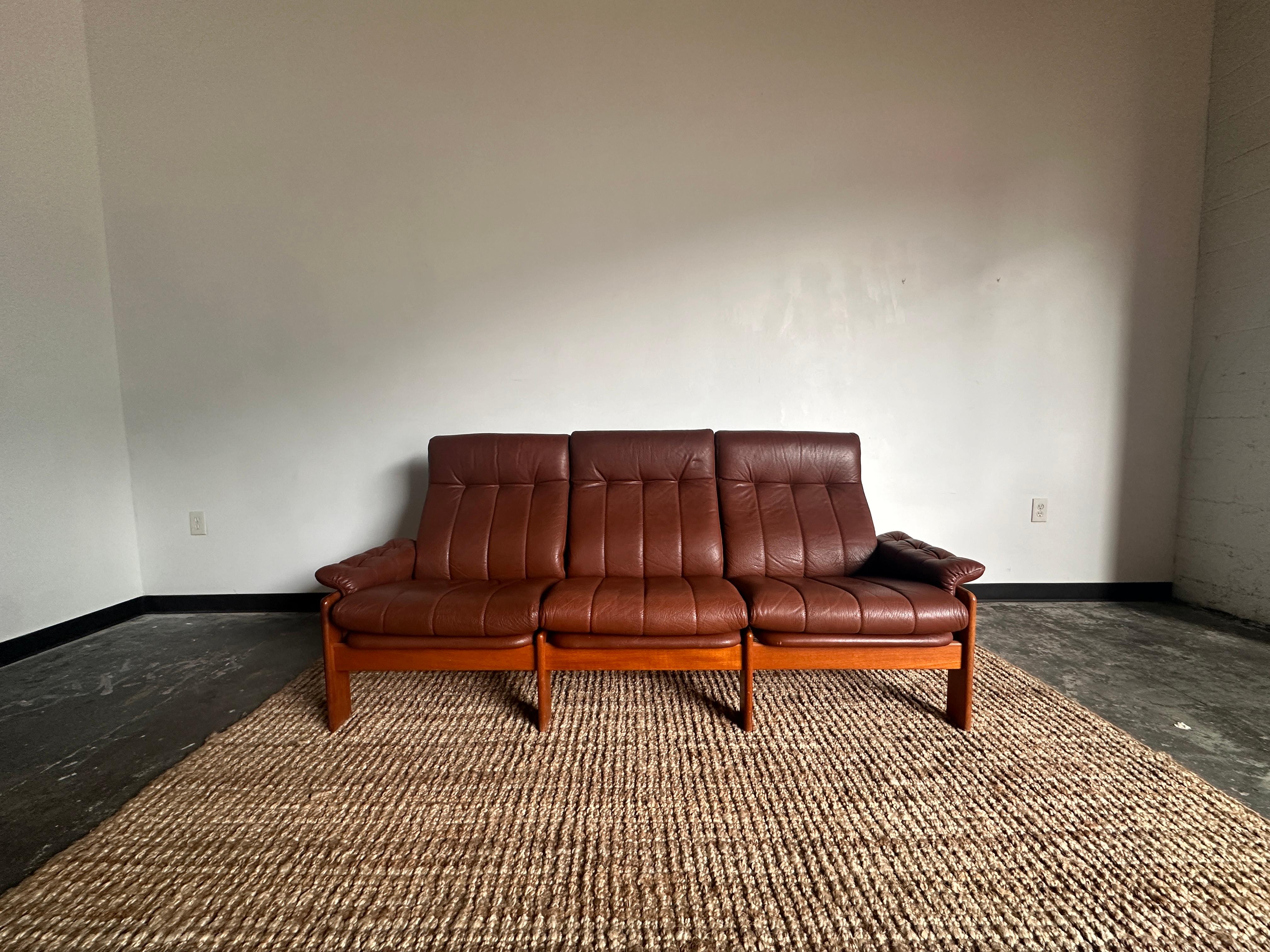 Teak and leather three-seater sofa by Sven Ellekaer for Skipper Mobler in excellent vintage condition with minimal age-consistent wear.
