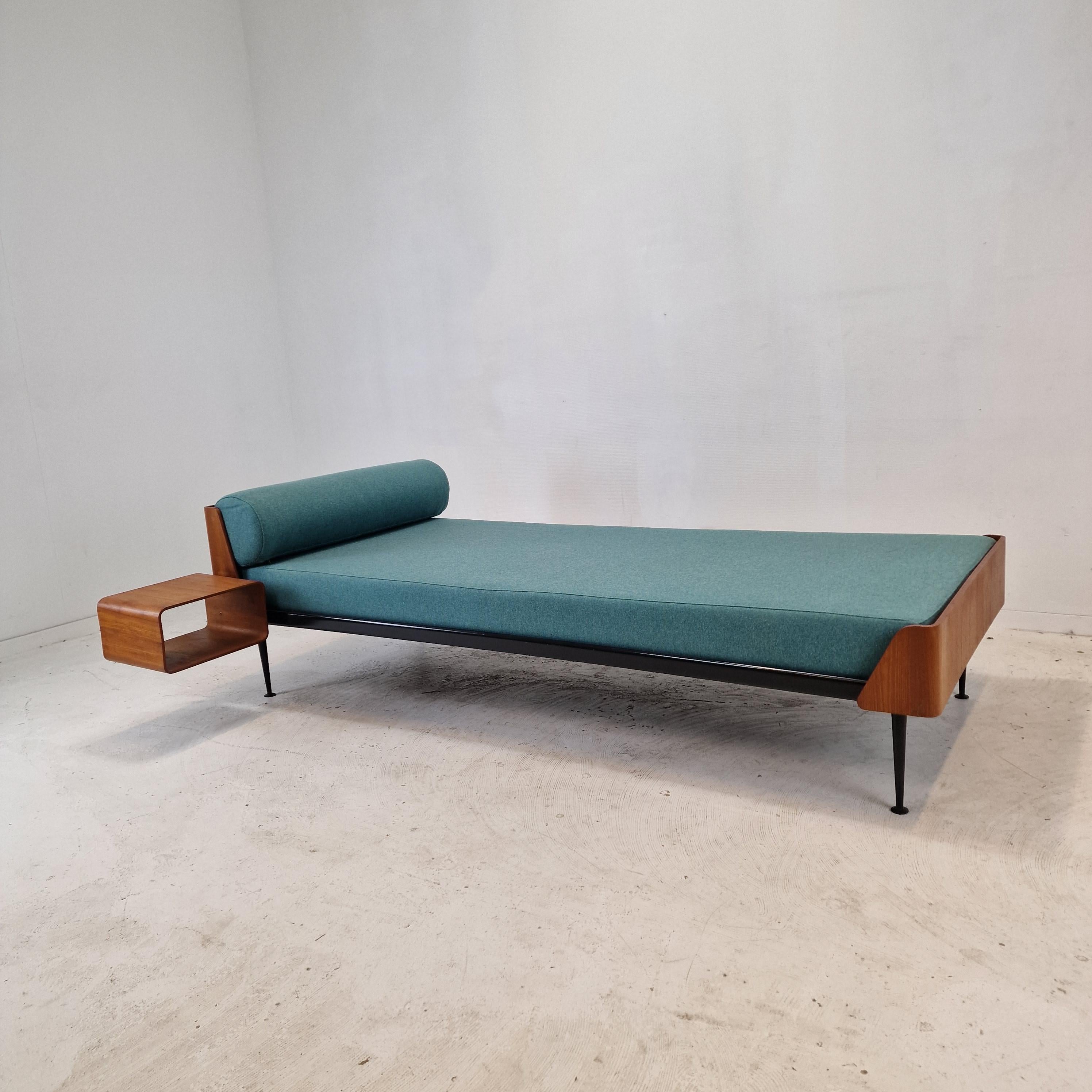 Muy bonito sofá cama de teca, fabricado en Holanda en los años 60. 
Este sofá-cama pertenece a la serie Euroika, diseñada por Friso Kramer en 1963. La serie Euroika ofrecía una cama, armarios de cama, mesas, sillas, espejos y ¡un mueble de