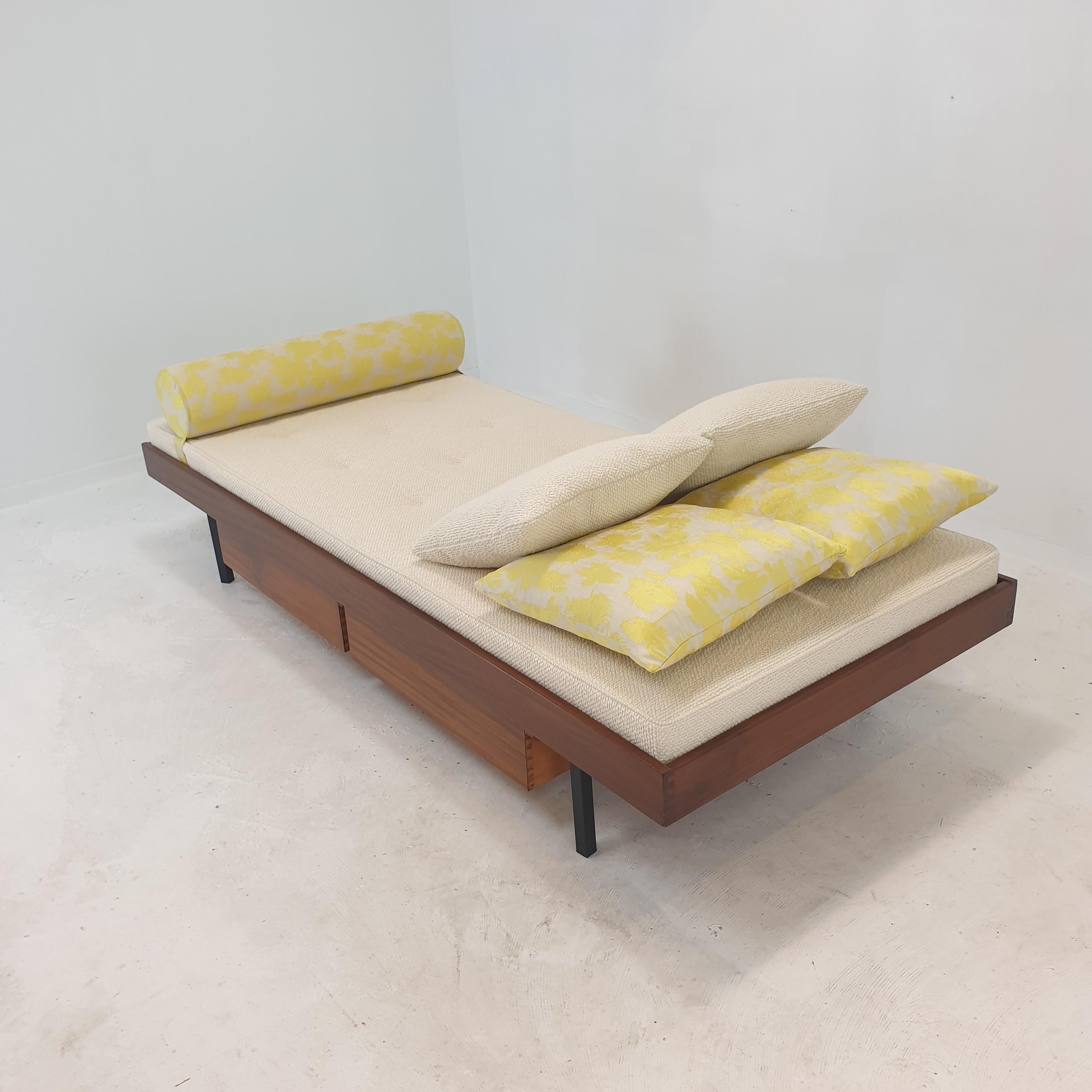 Teakholz-Tagesbett mit Zedernholz-Kissen und Bolster, 1960er Jahre (Moderne der Mitte des Jahrhunderts) im Angebot