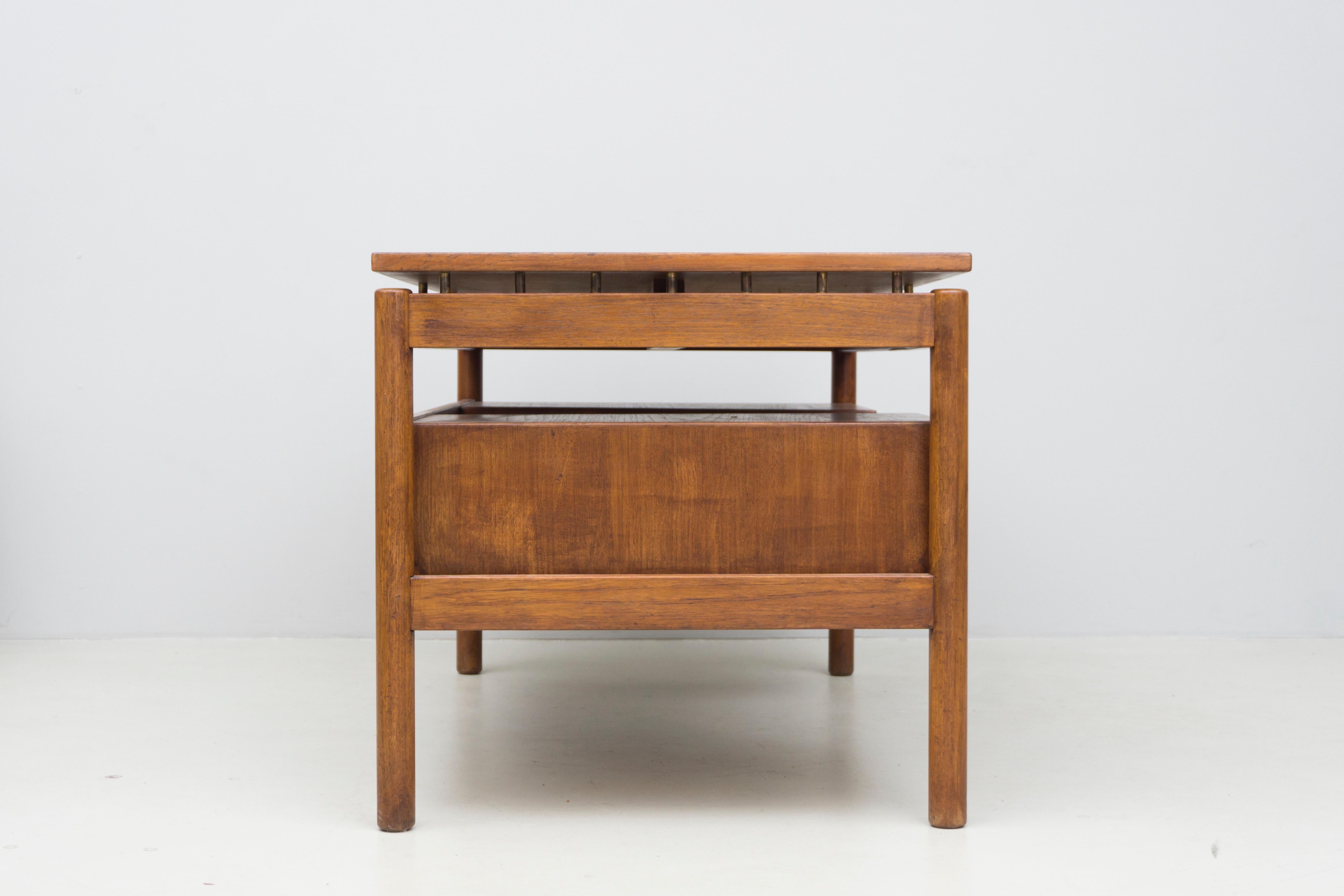 Schreibtisch aus Teakholz von Ilmari Tapiovaara, hergestellt von Cant, 1960 (Moderne) im Angebot