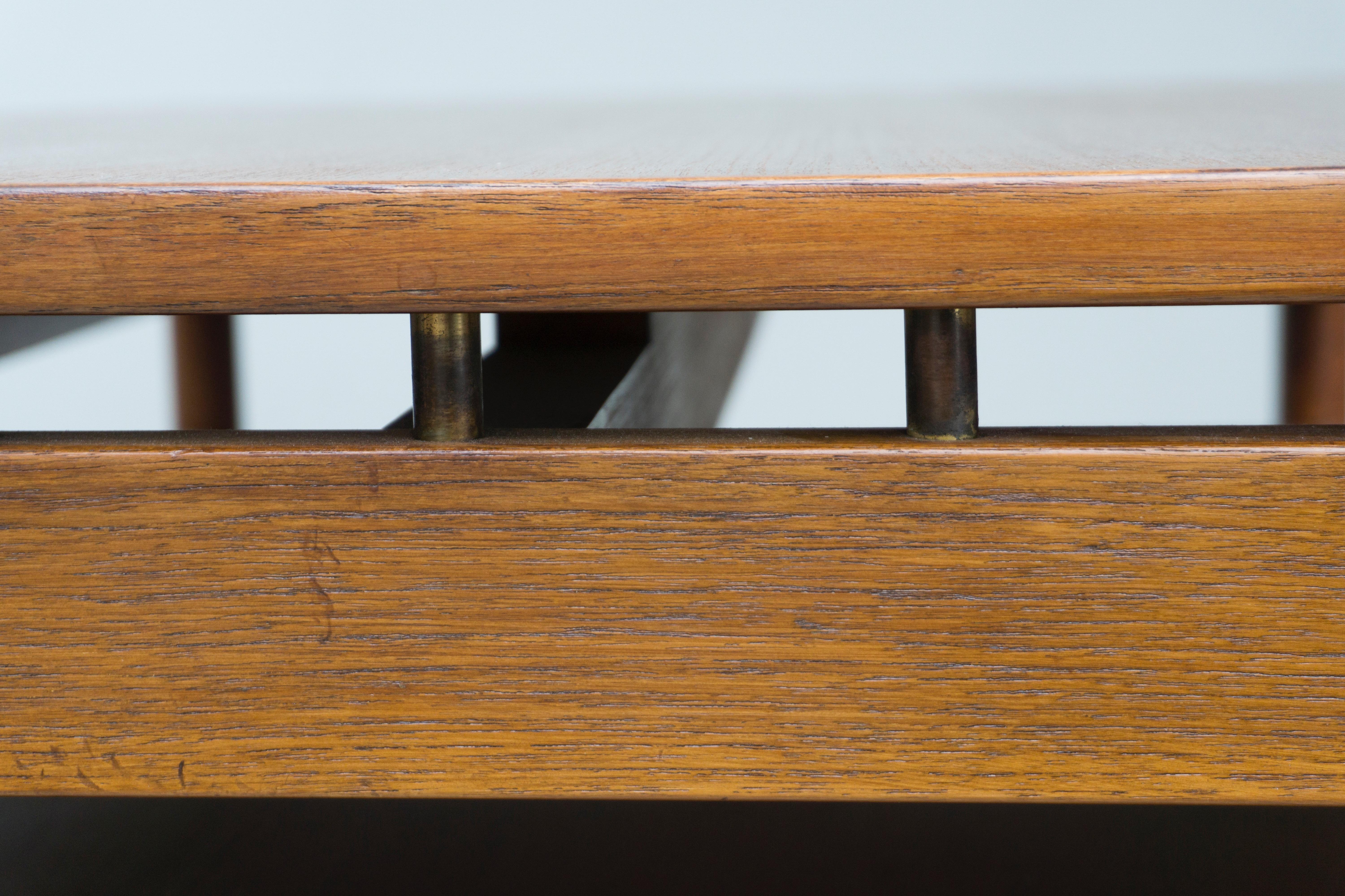 Schreibtisch aus Teakholz von Ilmari Tapiovaara, hergestellt von Cant, 1960 (Messing) im Angebot