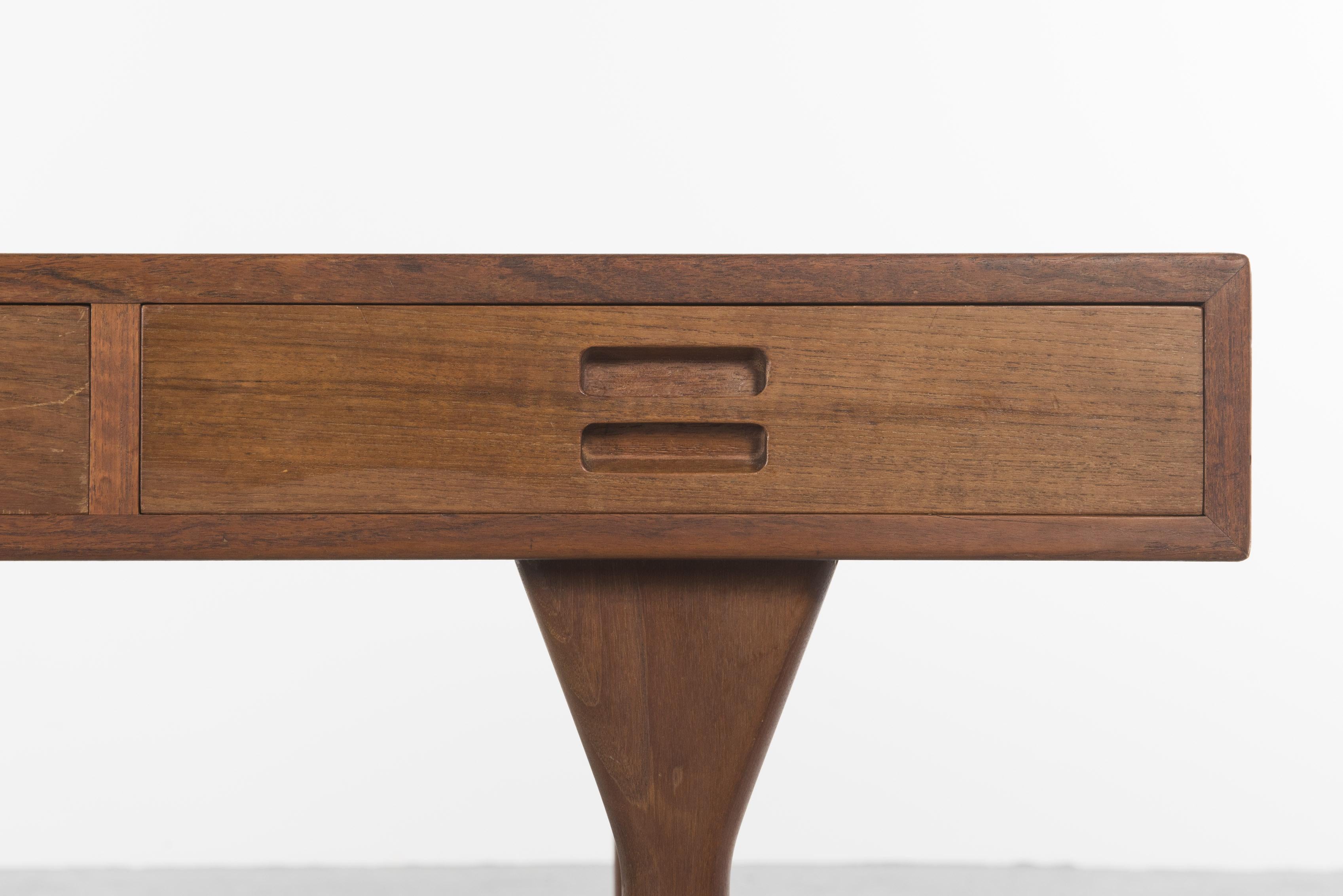 A very elegant desk by Danish designer Nanna Ditzel, 1958. Fine lines and robust structure in teak, 3 deep drawers maintained by 4 feet,
Each drawer is almost the full depth of the desk top and all are made using dove-tail joins.

Each drawer has