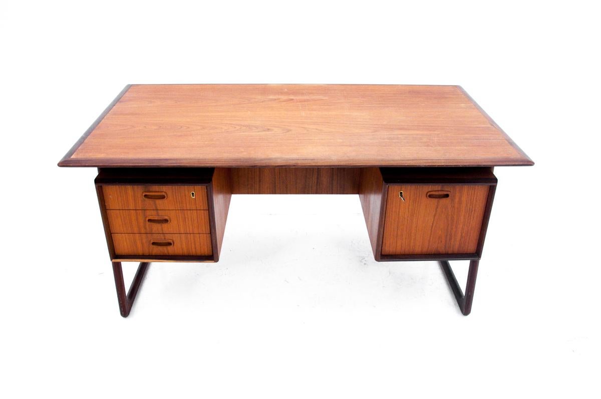 Ein Schreibtisch aus Teakholz, der in den 1960er Jahren in Skandinavien hergestellt wurde.

Einzigartiges dänisches Design. Schreibtisch in sehr gutem Zustand, wird derzeit renoviert.

Maße: Höhe 73 cm, Breite 150 cm, Tiefe 82 cm.


 
