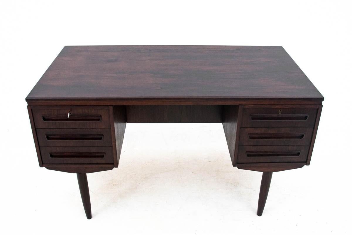 Scrivania bifacciale in teak prodotta in Scandinavia negli anni '60.

Ha 6 cassetti spaziosi.

Sul retro, un vano con serratura e scaffali per i libri.

Dopo la ristrutturazione del Wood. Una chiave inclusa.

Dimensioni: altezza 73 cm / larghezza