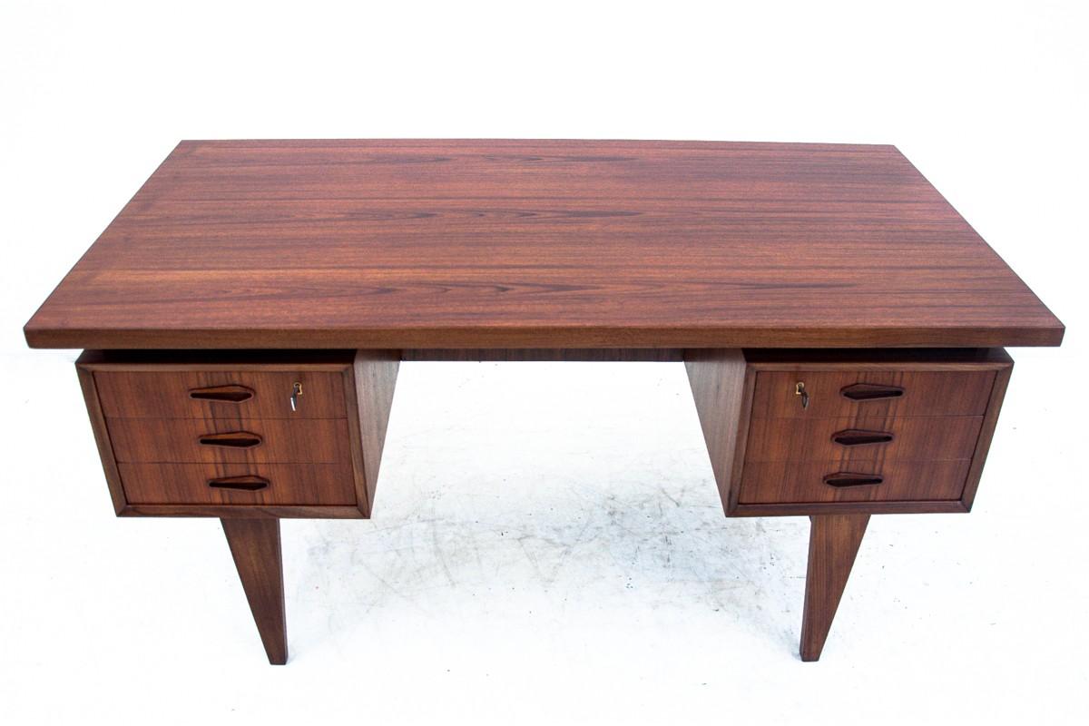 Una scrivania degli anni '60 portata dalla Danimarca. L'arredamento è in ottime condizioni, dopo una ristrutturazione professionale.

Dimensioni: altezza 75 cm / larghezza 148 cm / profondità. 78 cm