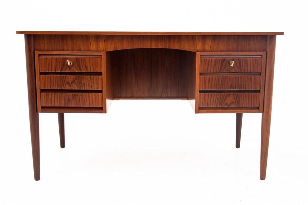 Scrivania in teak, design danese, anni '60

Ottime condizioni.

dimensioni: altezza 76 cm, lunghezza 128 cm, larghezza 64 cm