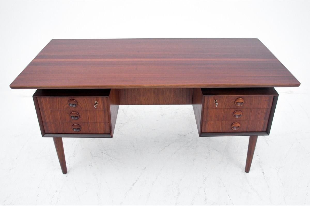 Scrivania in teak realizzata in Danimarca negli anni '60.

Ci sono 6 cassetti spaziosi nella parte anteriore e posteriore del bancone.

In ottime condizioni, dopo una ristrutturazione professionale.

Dimensioni: H. 73 cm / L. 152 cm / D. 75 cm