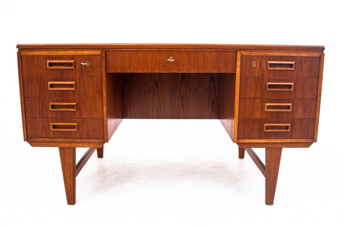 Scrivania in teak, Danimarca, anni '60

In ottime condizioni, dopo una ristrutturazione professionale.

Wood: teak

Dimensioni: altezza 73 cm profondità 70 cm lunghezza 130 cm