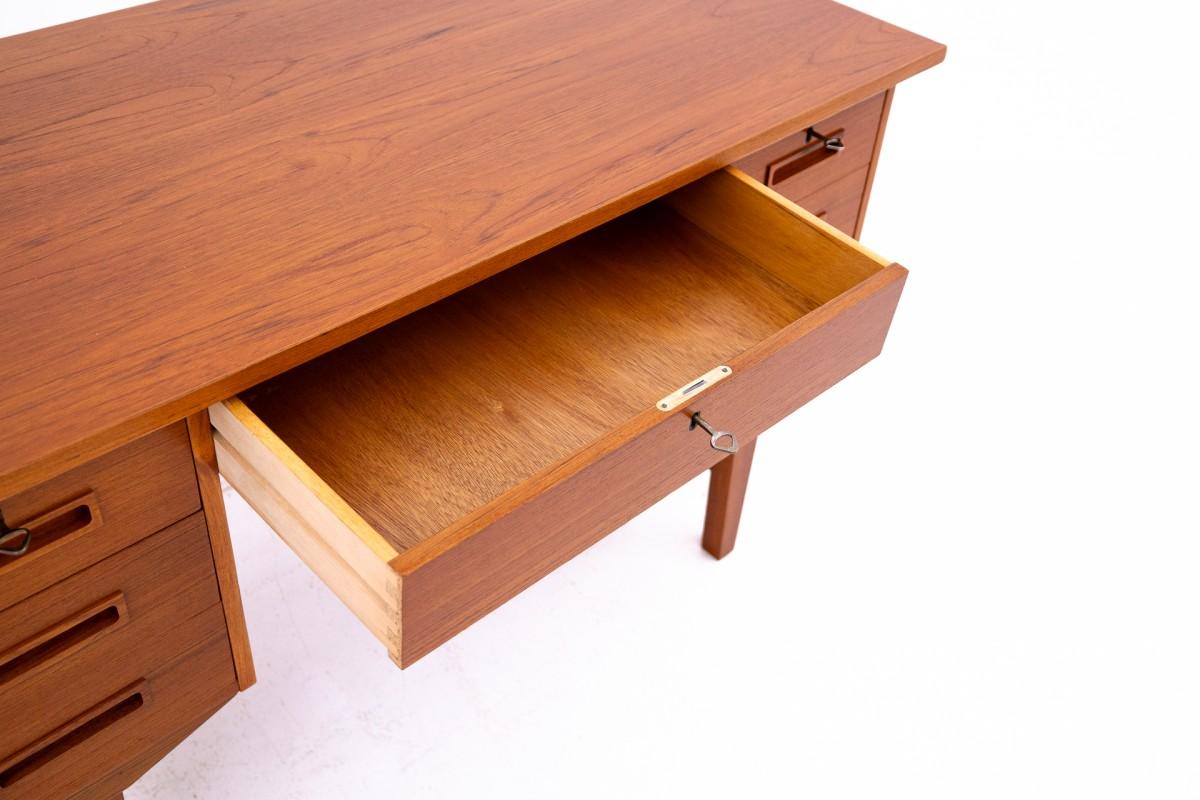 Teak desk, Denmark, 1960s. In Good Condition For Sale In Chorzów, PL