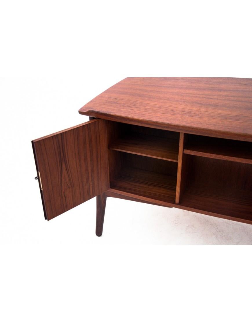 Designer desk designed by Svend Aage Madsen for the Danish manufacturer H.P. Hansen in the 1960s.

Made of teak, after professional restoration in our workshop, in perfect condition.

A desk with an original shape, an icon of high-quality Danish