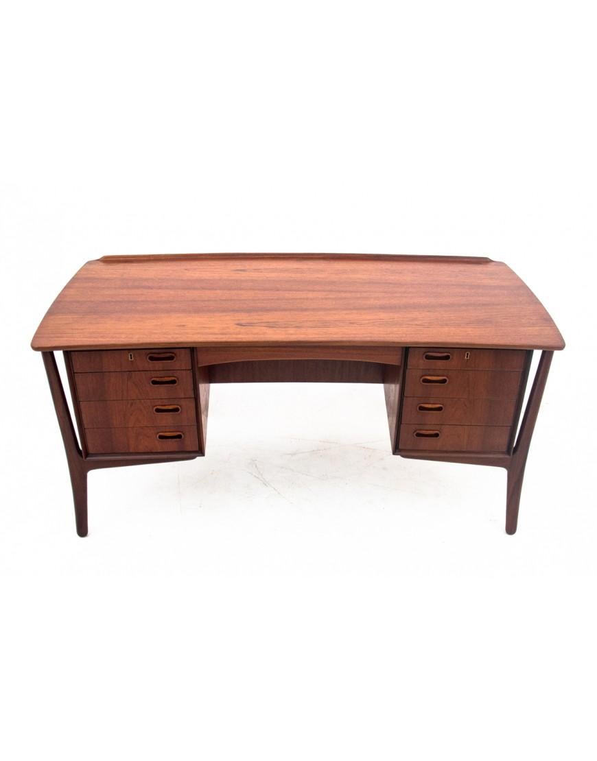 Designer desk designed by Svend Aage Madsen for the Danish manufacturer H.P. Hansen in the 1960s.

Made of teak, after professional restoration in our workshop, in perfect condition.

A desk with an original shape, an icon of high-quality Danish