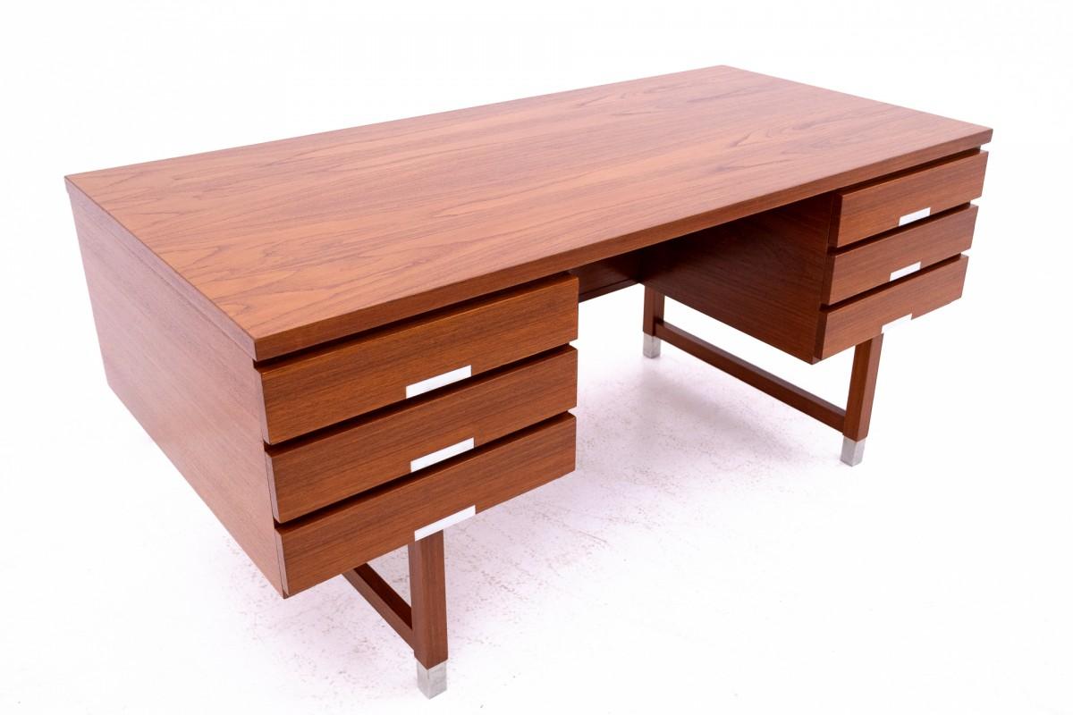Bureau danois fabriqué par Eigil Petersens Mobelfabrik au Danemark dans les années 1970.

Le bureau est entièrement plaqué de bois de teck. Six tiroirs spacieux à l'avant et un espace pour ranger des livres ou des bibelots à l'arrière.

Le bureau a