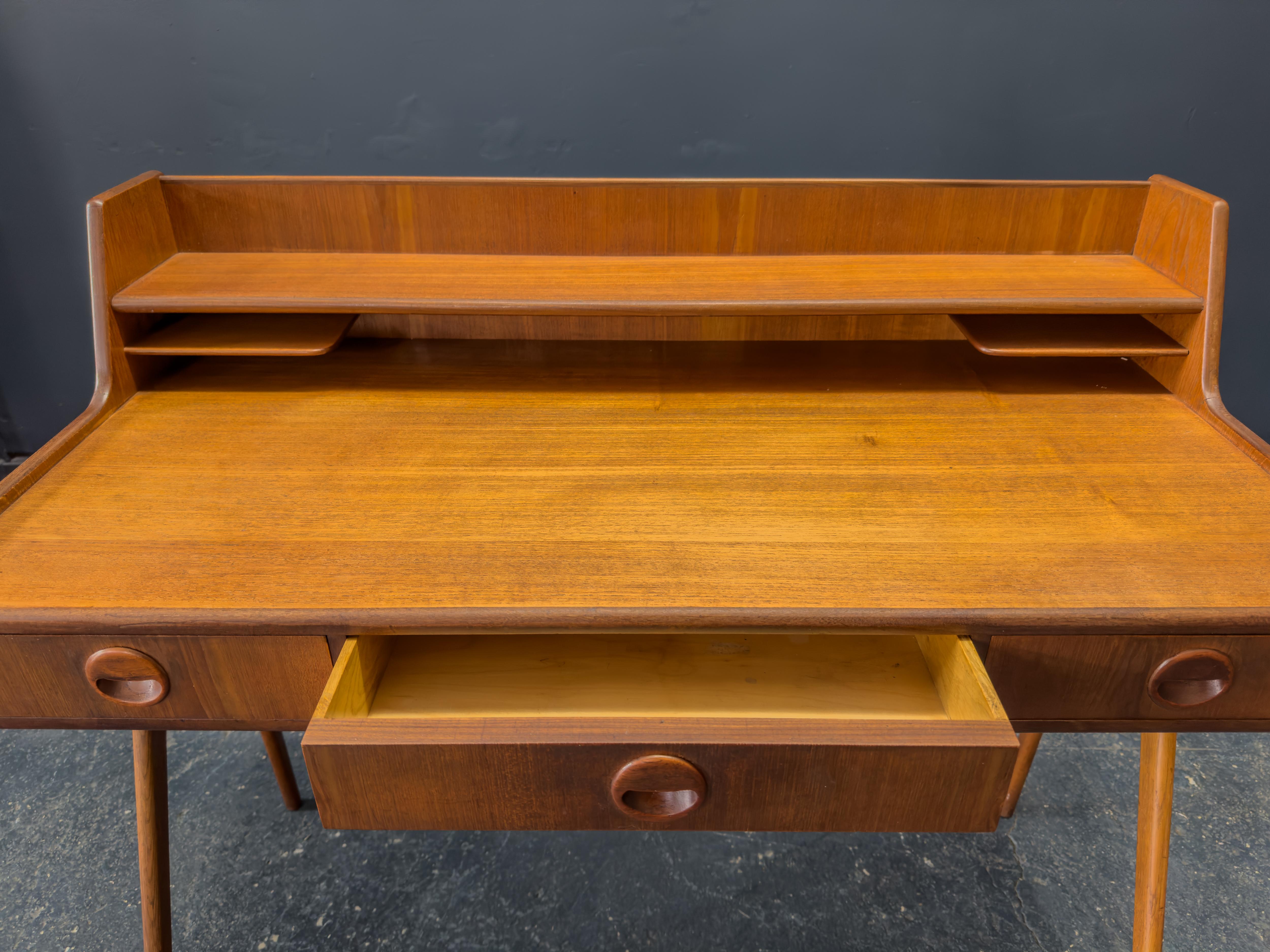 Scrivania in teak in vendita 4