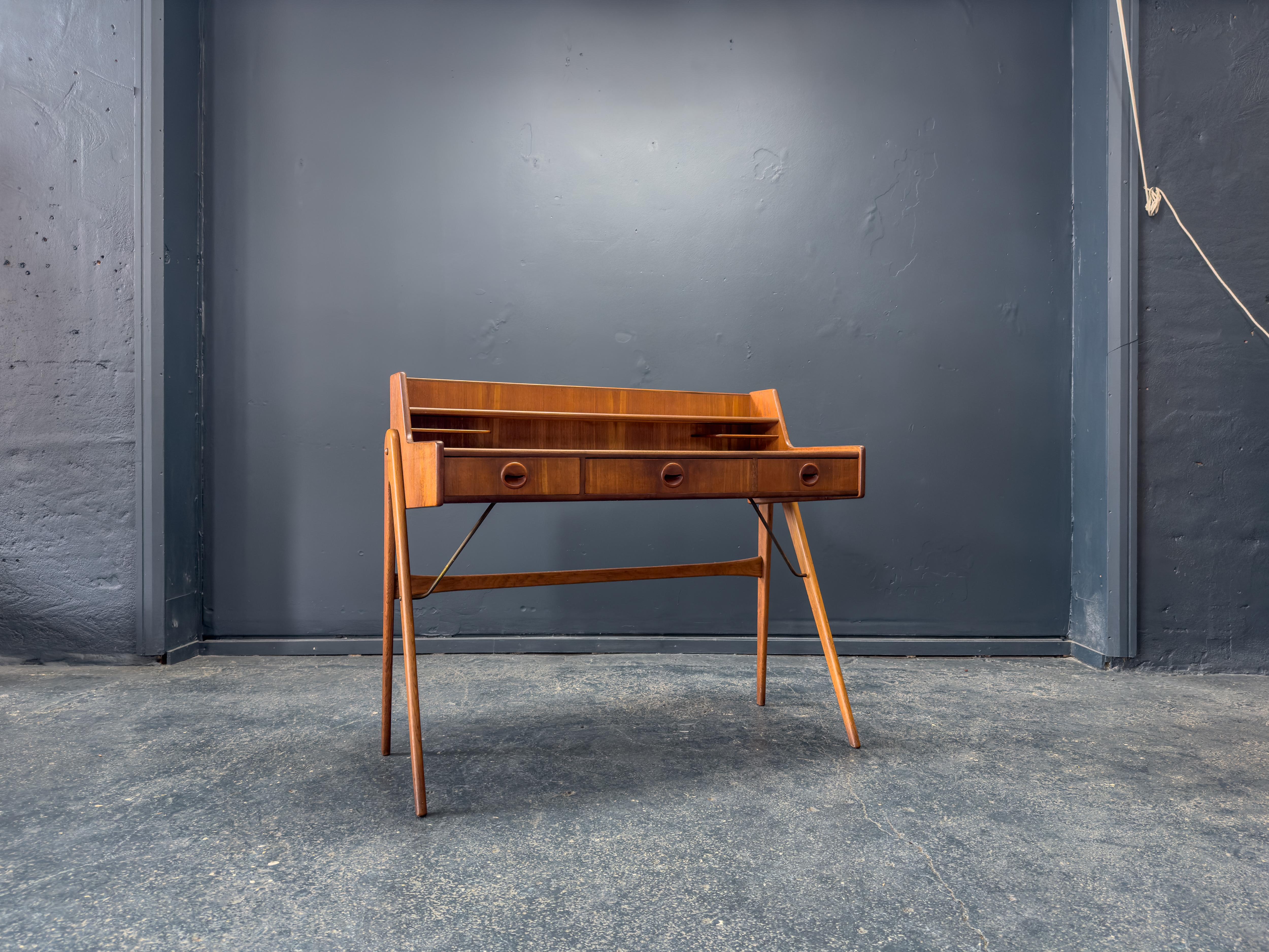 Mid-Century moderno Scrivania in teak in vendita
