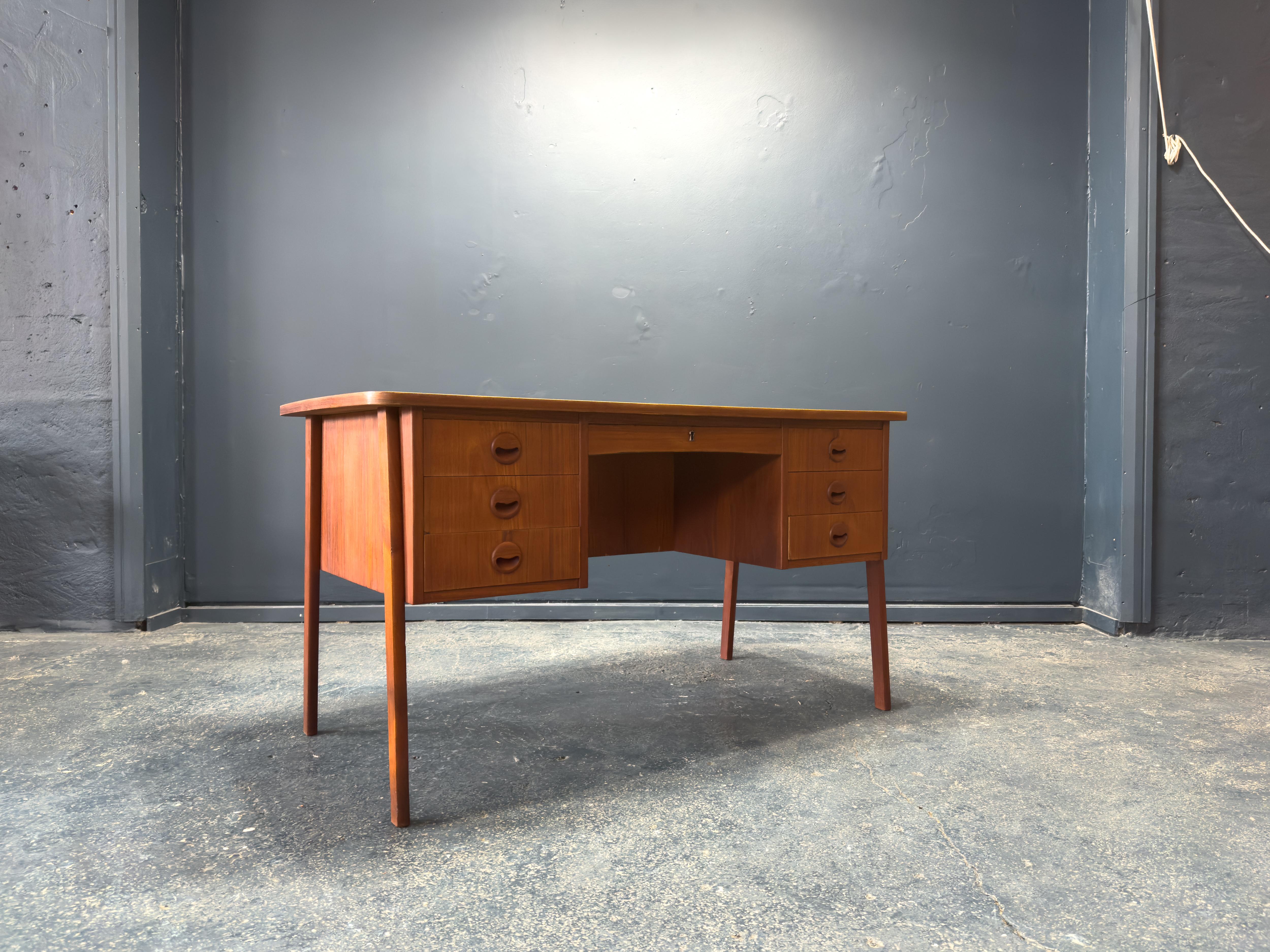 Mid-Century moderno Scrivania in teak in vendita
