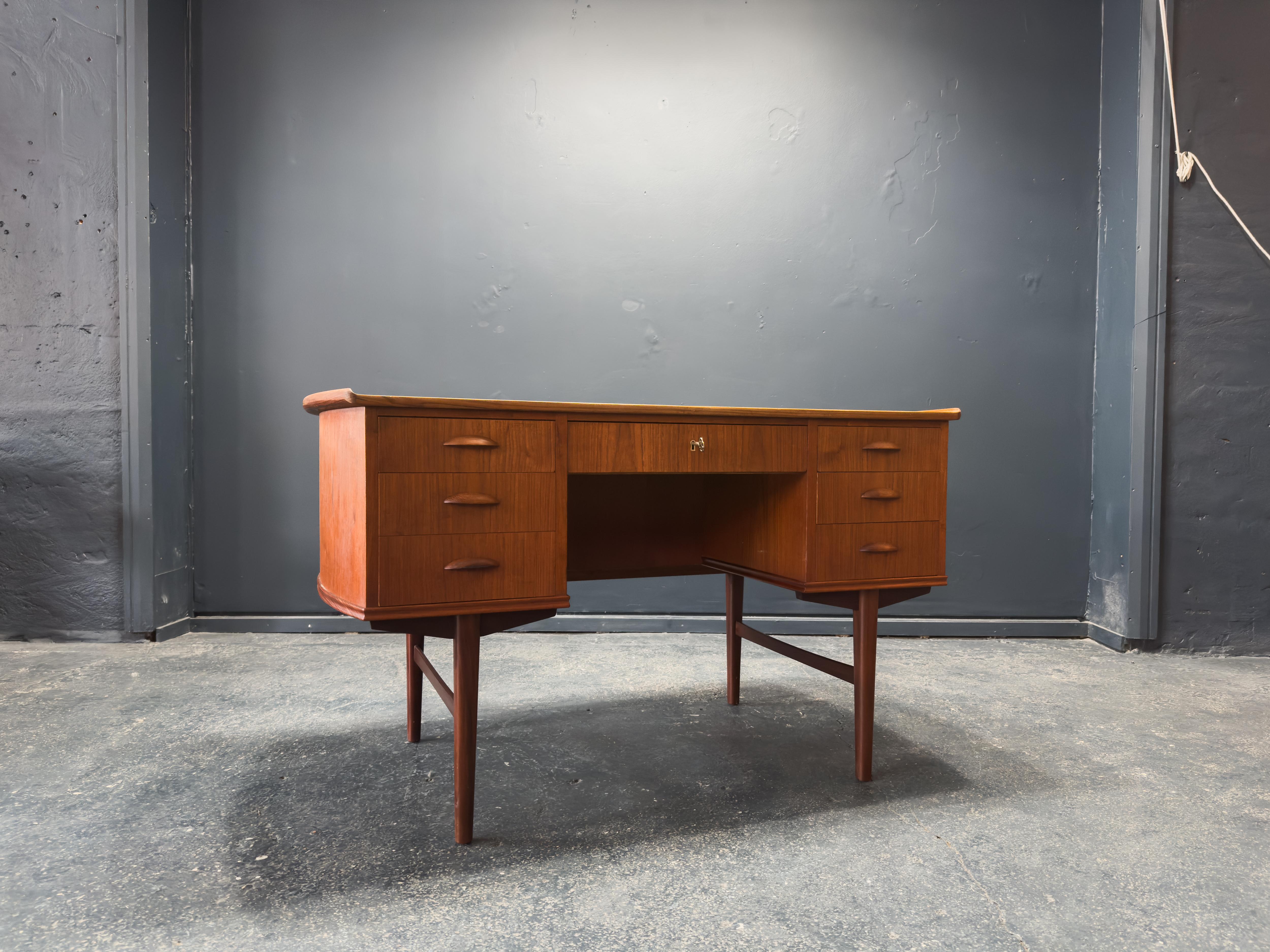 Mid-Century moderno Scrivania in teak in vendita