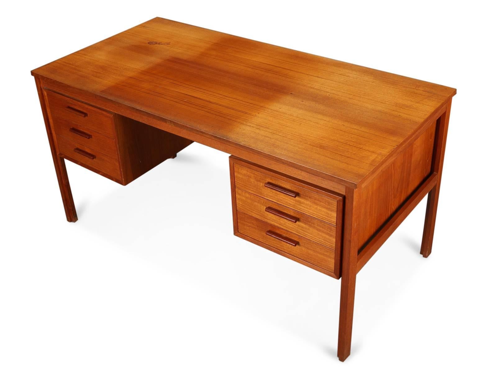 Teak Desk In Good Condition For Sale In Paris, FR