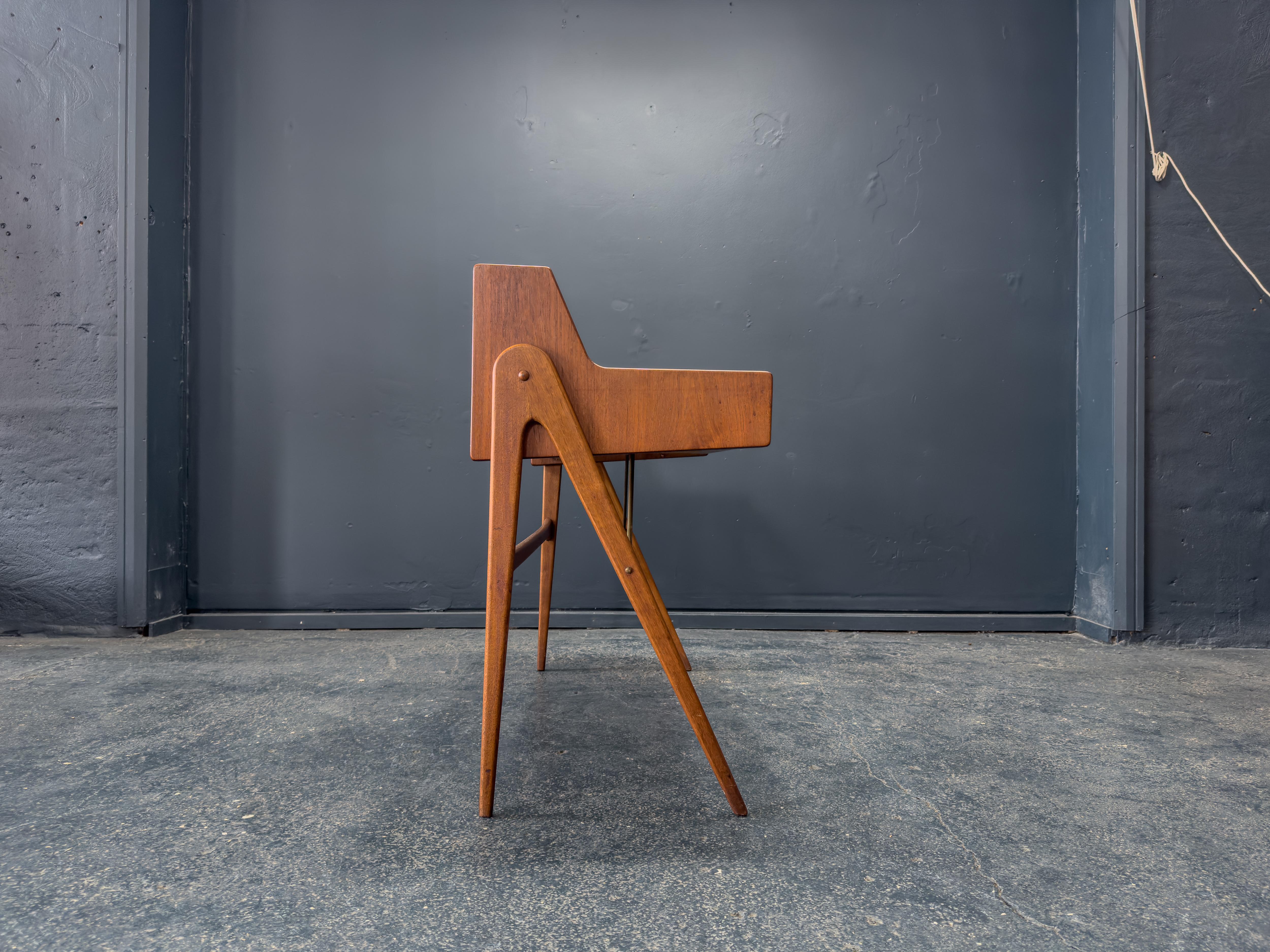 Scrivania in teak In condizioni buone in vendita a London, GB