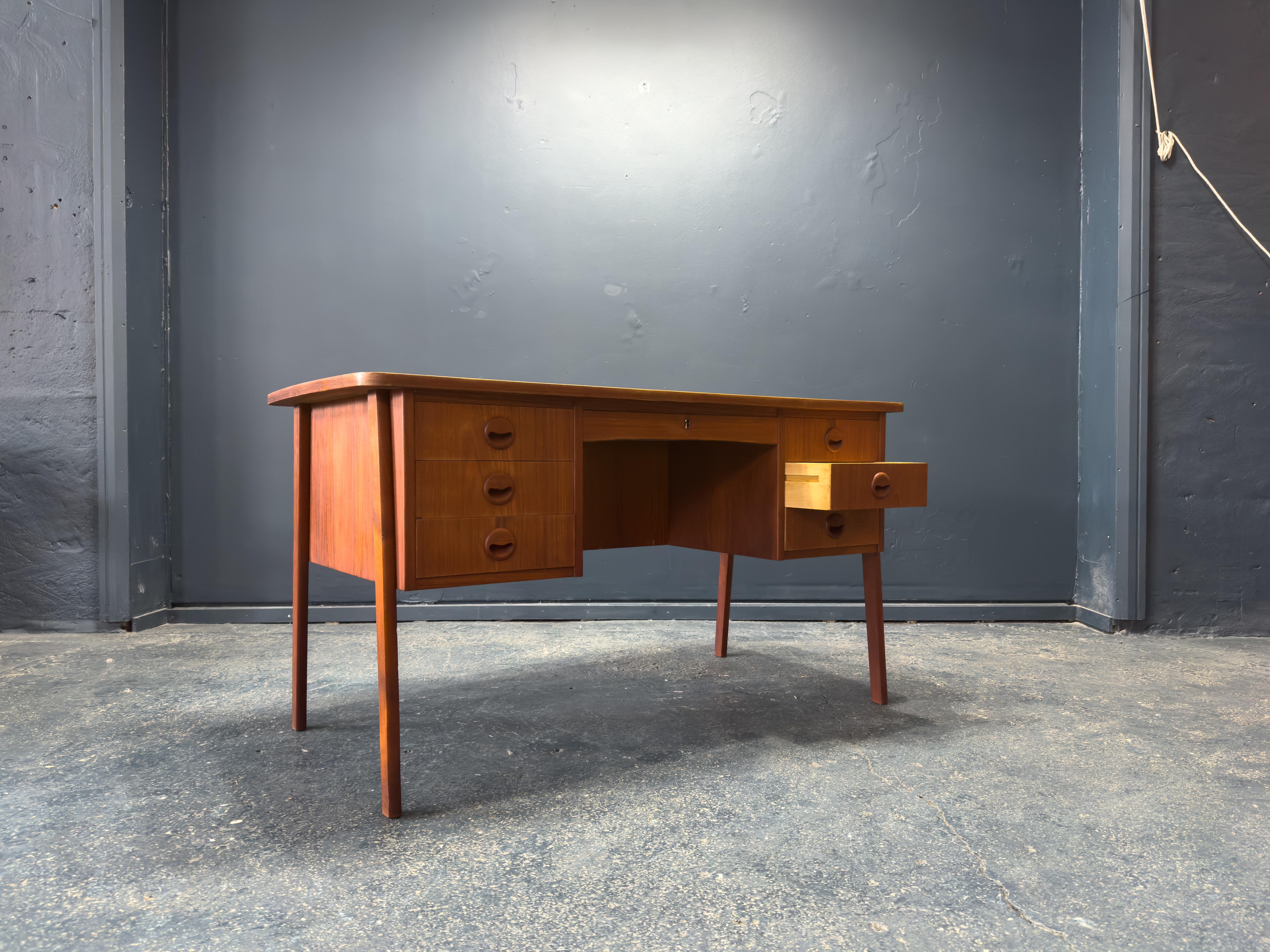 Scrivania in teak In condizioni buone in vendita a London, GB