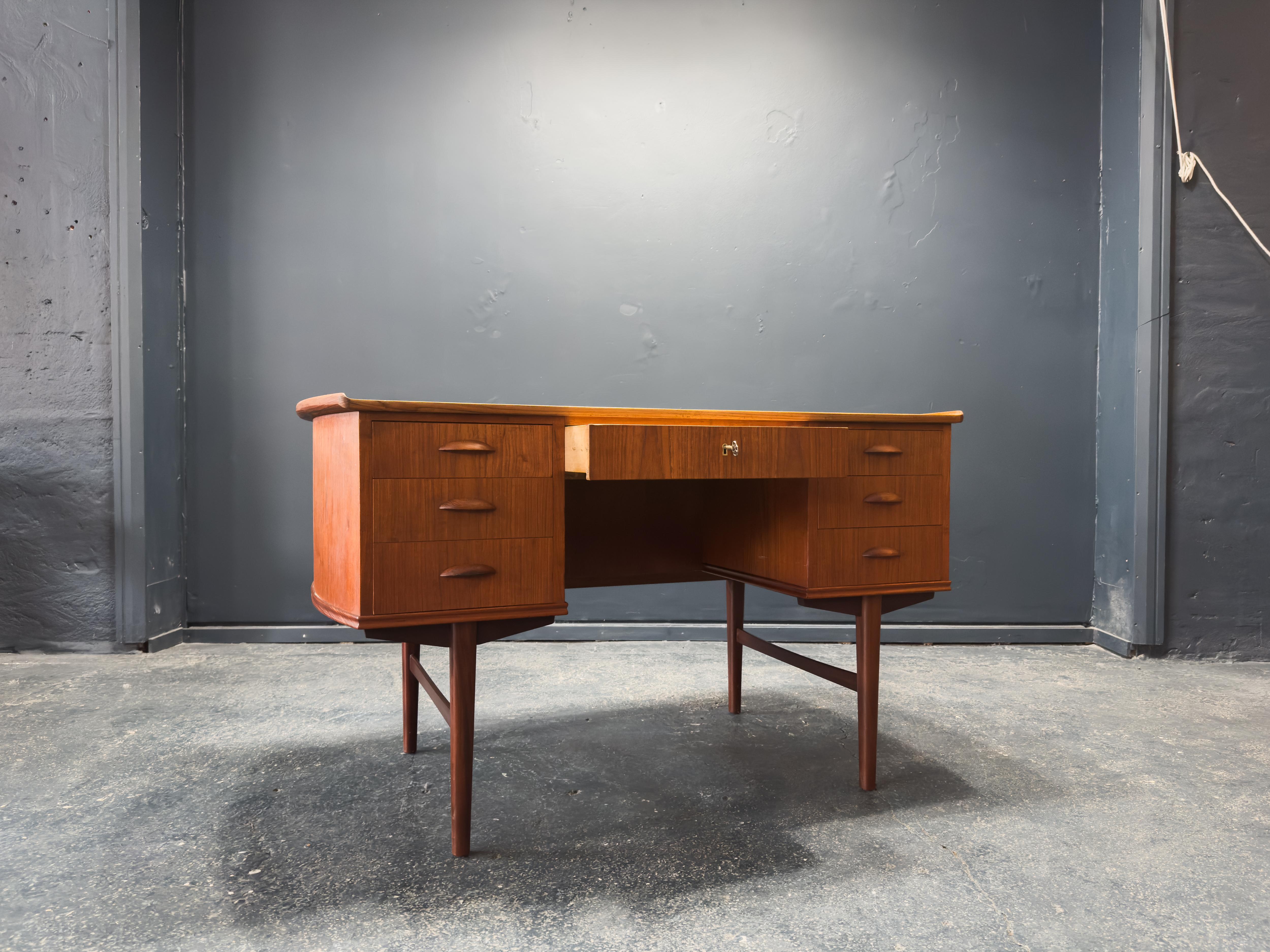 Scrivania in teak In condizioni buone in vendita a London, GB