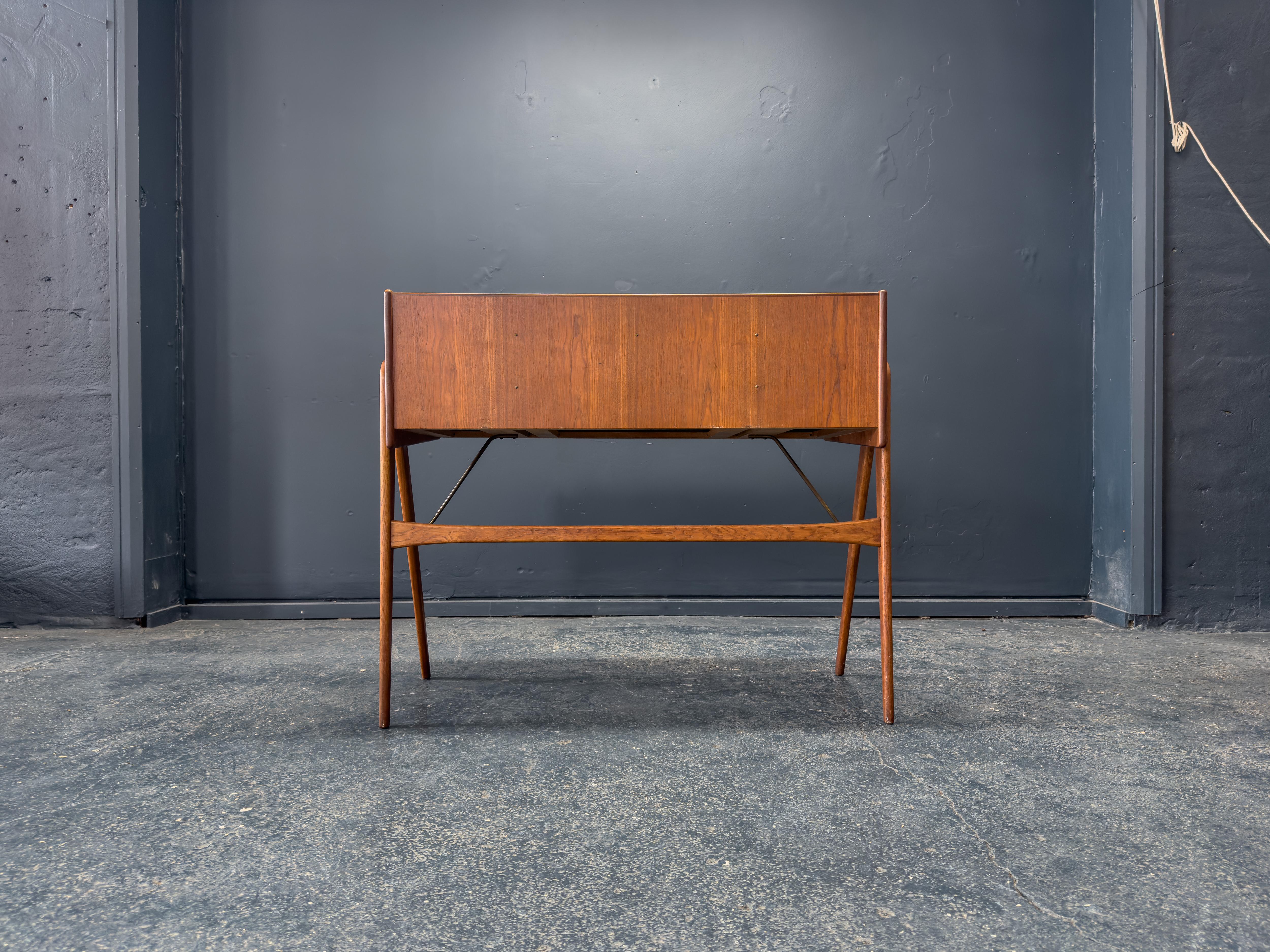 XX secolo Scrivania in teak in vendita