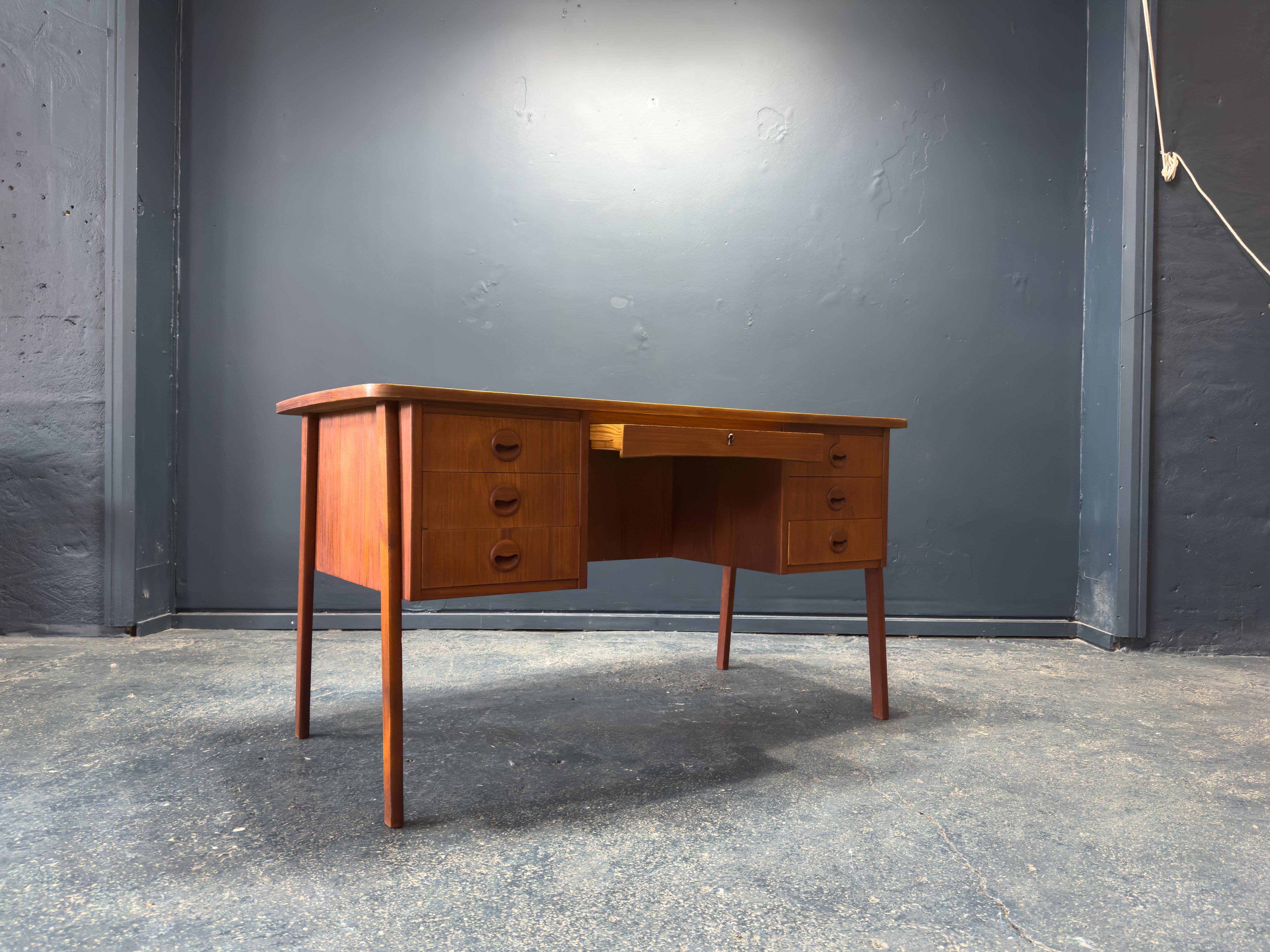 XX secolo Scrivania in teak in vendita