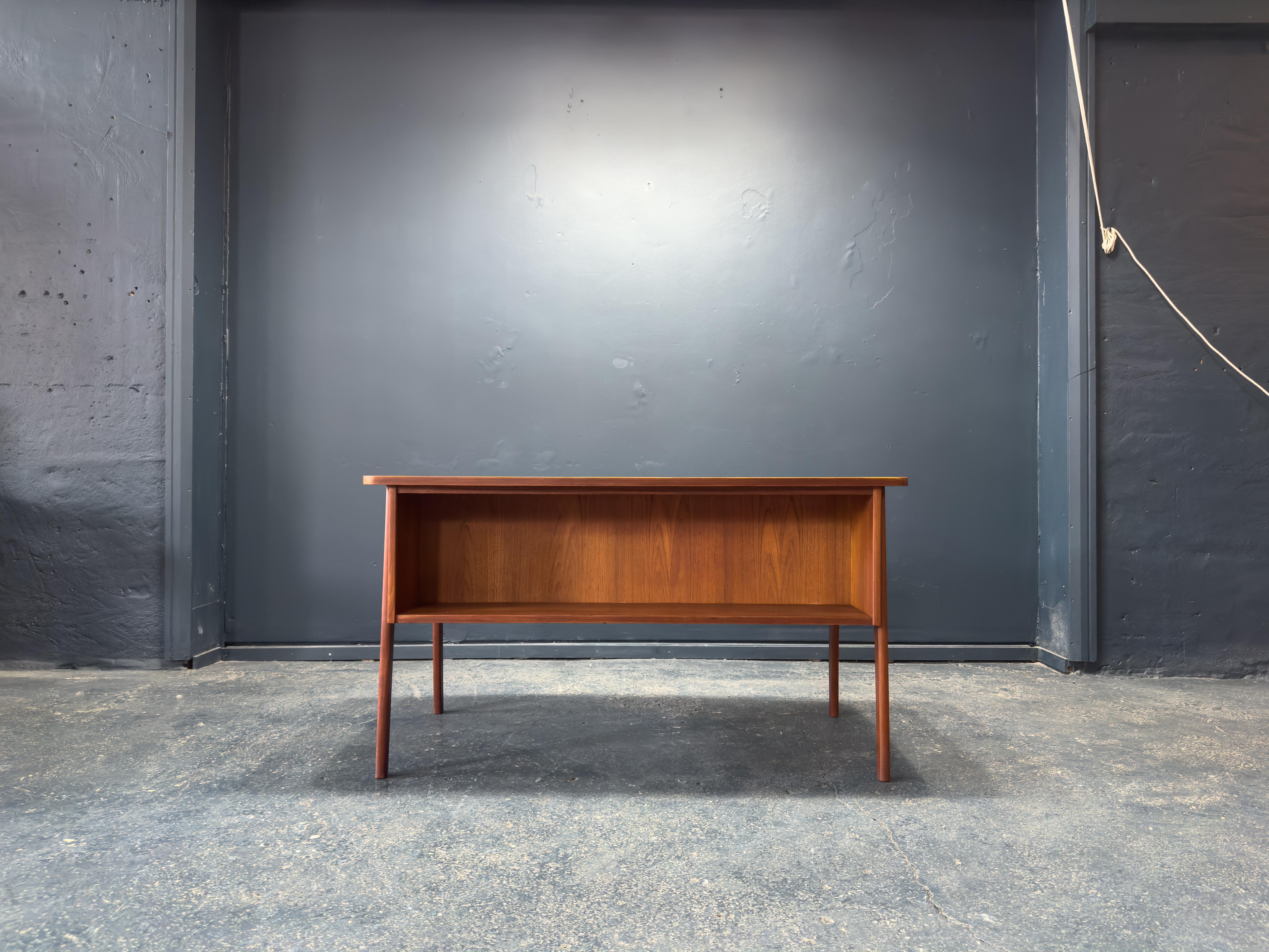 Scrivania in teak in vendita 1