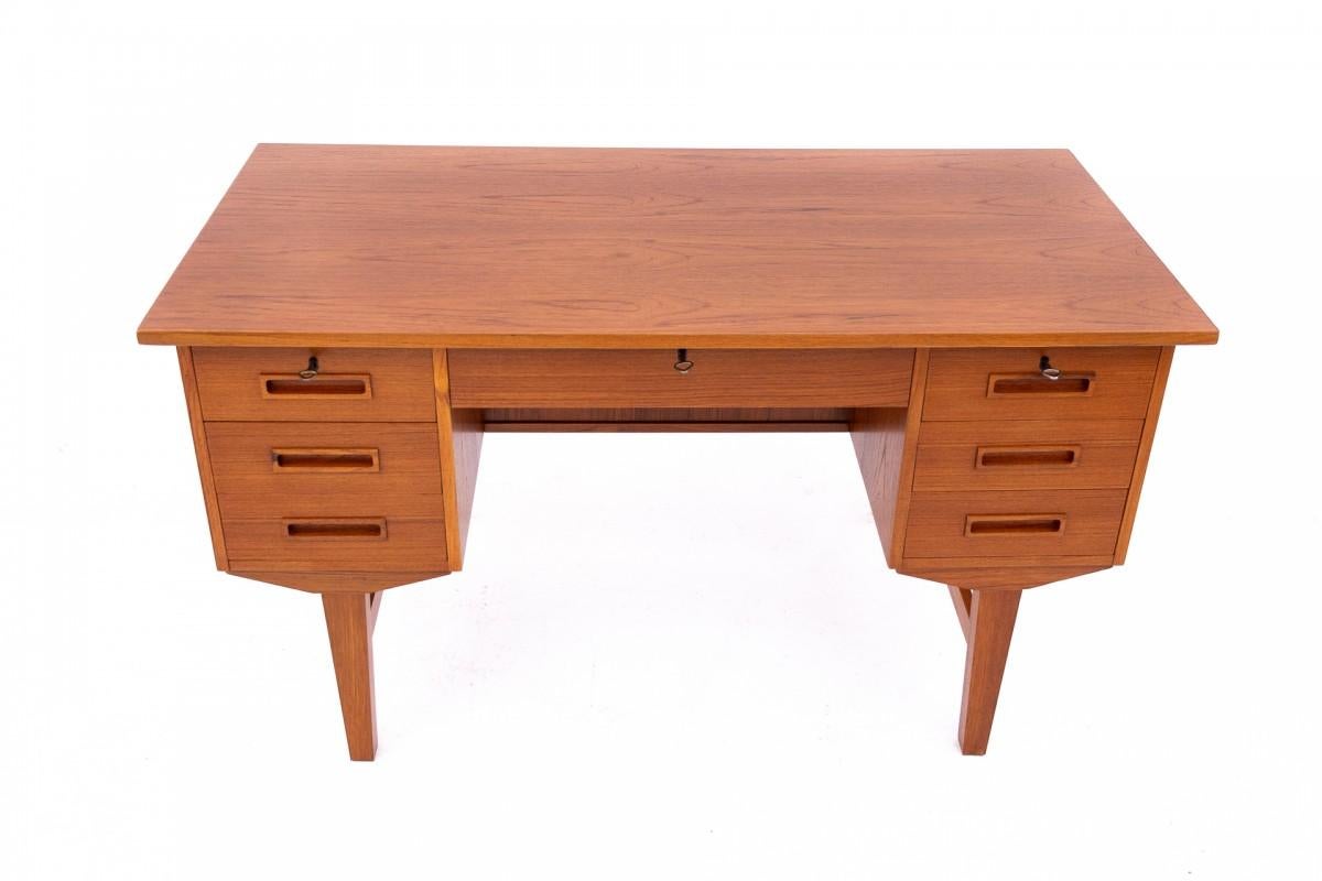 Dänischer Schreibtisch aus den 1960er Jahren.
Die Möbel sind nach einer professionellen Renovierung in einem sehr guten Zustand.
Abmessungen: Höhe 72 cm / Breite 125 cm / Tiefe 60 cm