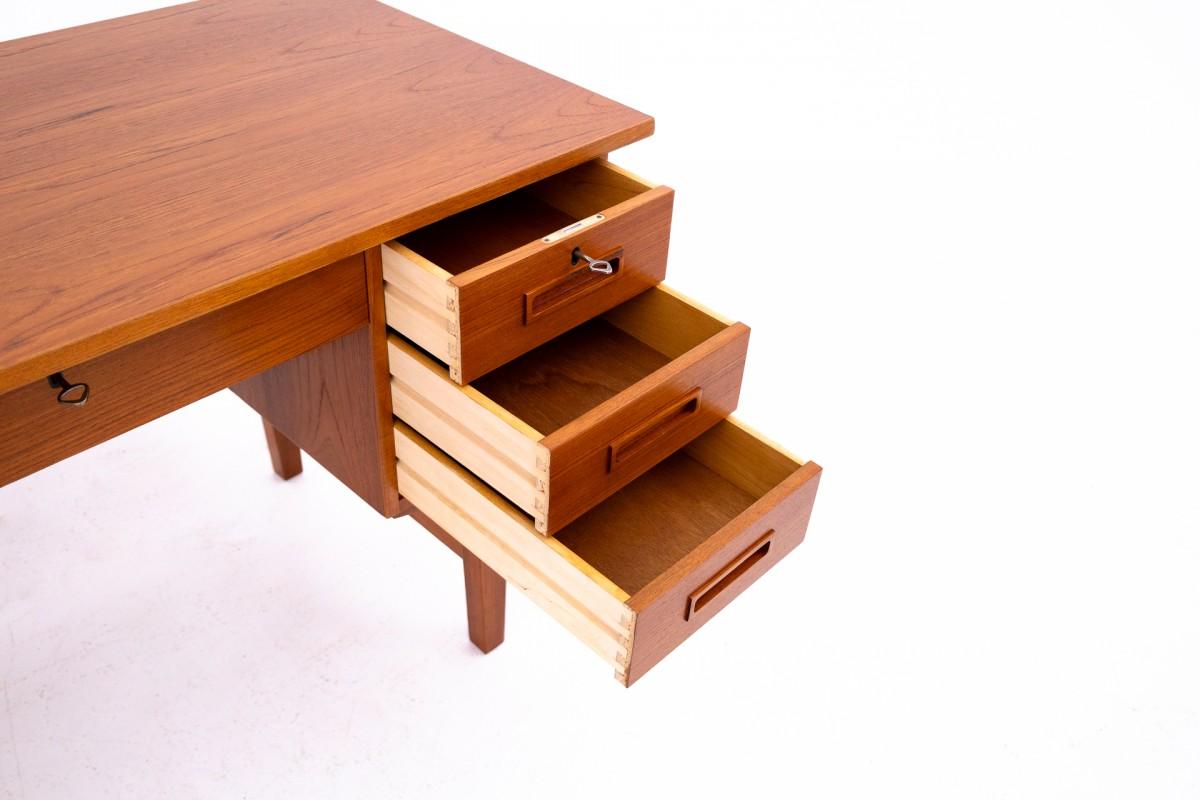Teak desk, mid-century modern, Denmark, 1960s. After renovation. In Good Condition For Sale In Chorzów, PL