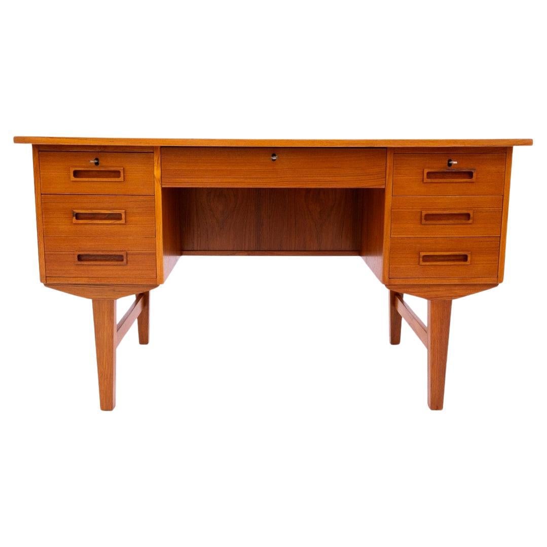 Teak desk, mid-century modern, Denmark, 1960s. After renovation. For Sale