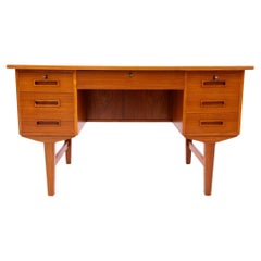 Teak desk, mid-century modern, Denmark, 1960s. After renovation.