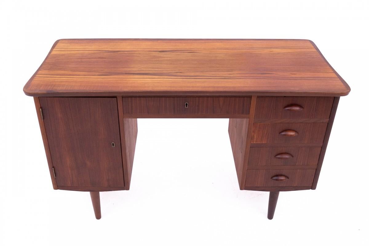Dänischer Schreibtisch aus den 1960er Jahren.
Die Möbel sind nach einer professionellen Renovierung in einem sehr guten Zustand.
Abmessungen: Höhe 75 cm / Breite 125 cm / Tiefe 55 cm,
Maße der Stuhlnische: Höhe 61 cm / Breite 50 cm

