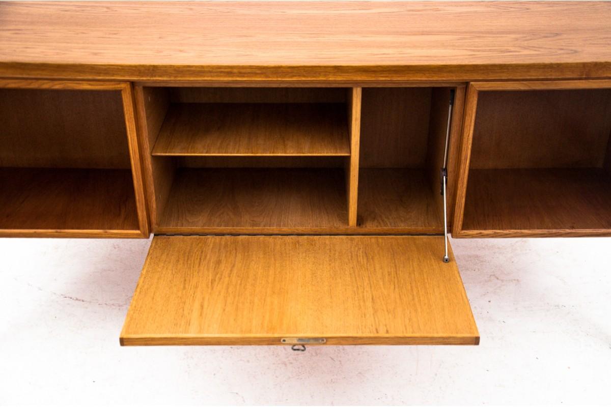 A bright Mid-Century Modern teak desk, made in Denmark in the 1960s by Omann Jun Mobelfabrik. Classic Danish design, timeless exclusive vintage style.

Furniture in very good condition, after professional renovation.

height: 72cm, width 156cm,