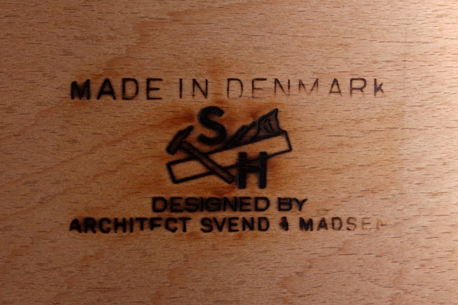 Teak Desk, Model SH 180, by Svend Madsen for Sigurd Hansen.
 

Svend Aage Madsen designed this Teakdesk, model SH 180, for Sigurd Hansen Møbelfabrik in the early 1960s. The curved case sits on a sculpted frame with contrasting solid Teak sculpted
