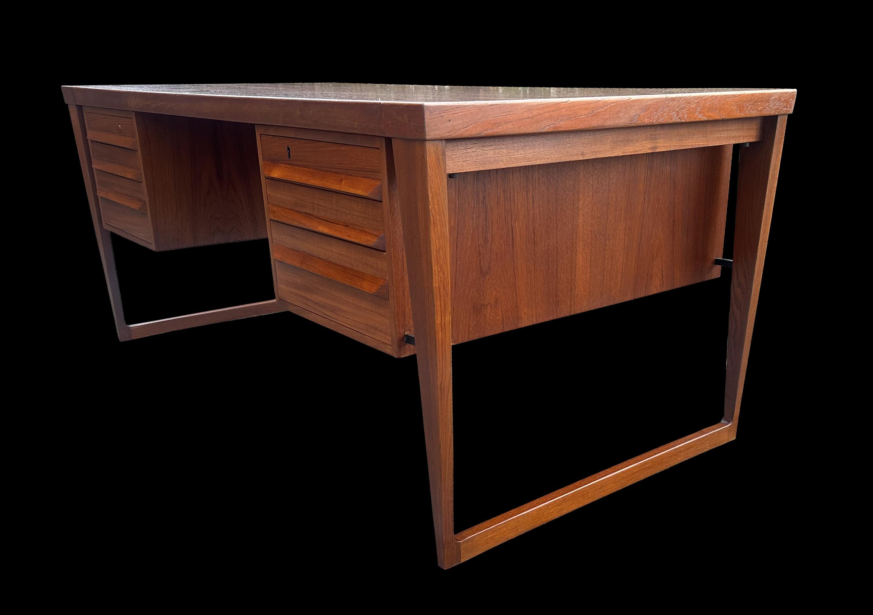 Teak Desk Model70 by Kai Kristiansen for Feldballe Mobelfabrik In Excellent Condition For Sale In Little Burstead, Essex