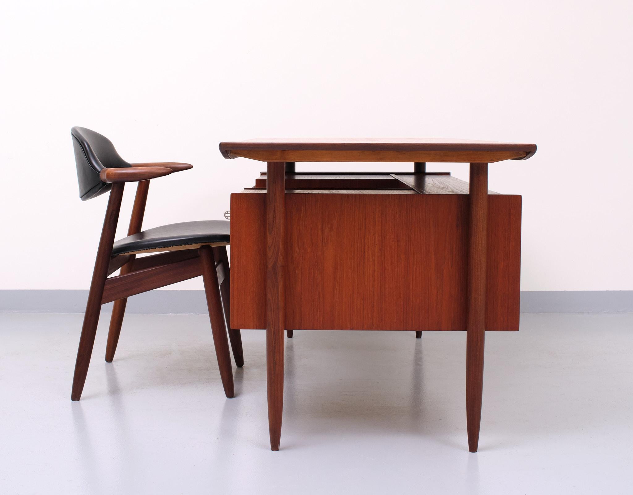 Beautiful teak desk and matching cow horn chair. The desk designed by Tijsseling for Hulmefa 
Model Probus early 1960s. The top seems to be floating. On the backside a bookcase. So the desk can be 
free standing in the room. The cow horn chair in