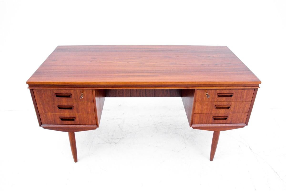 1960s Teak desk made in Denmark.

Very good condition, after professional renovation.

Dimensions: height 73 cm / width 151 cm / depth. 76 cm.