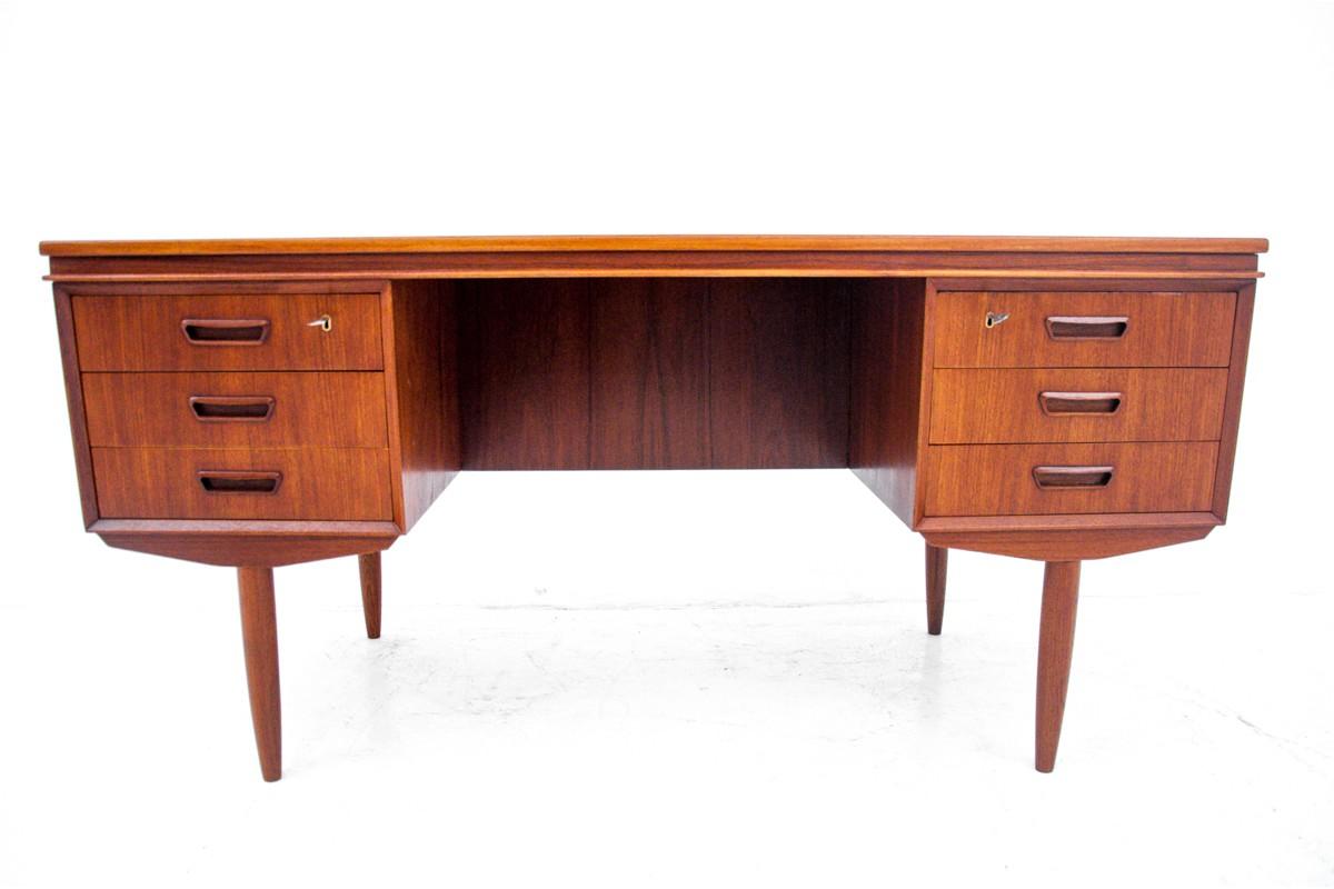 1960s Teak desk made in Denmark.

Very good condition, after professional renovation.

Dimensions: height 73 cm / width 151 cm / depth. 76 cm.