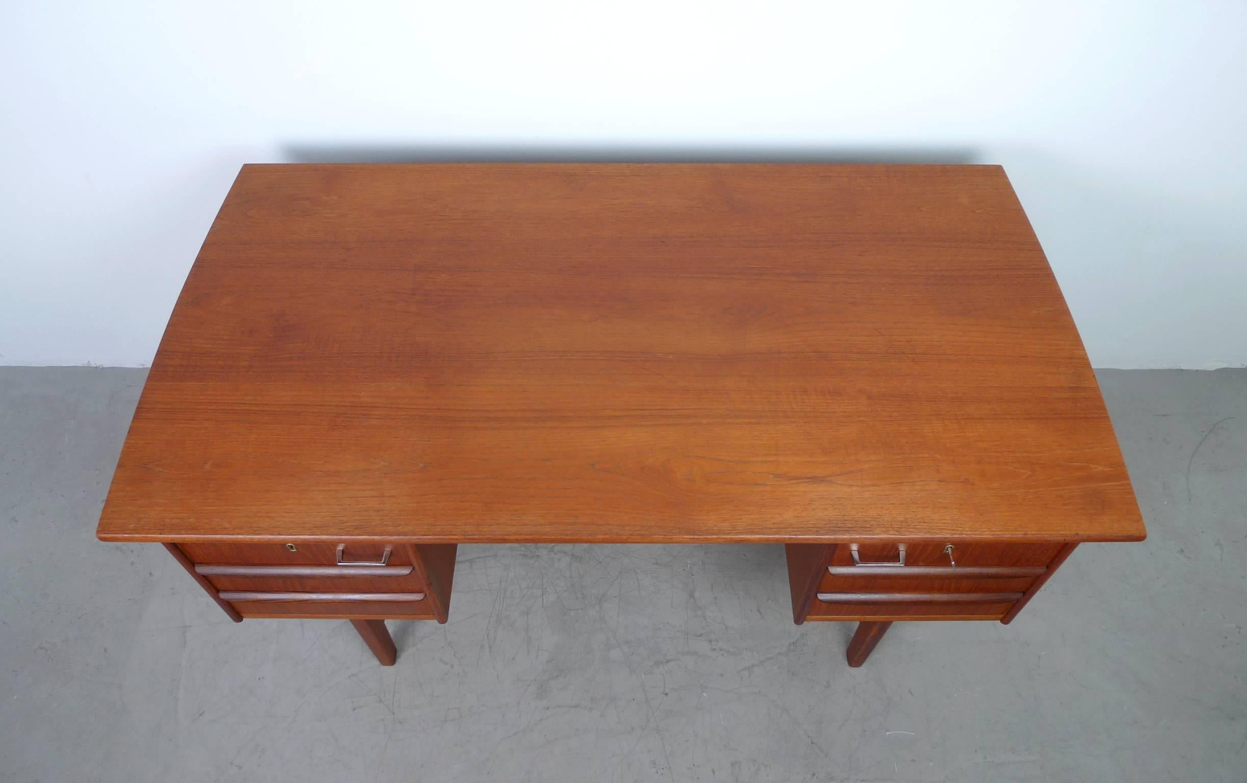Teak Desk with Floating Top, Denmark, 1960s For Sale 3