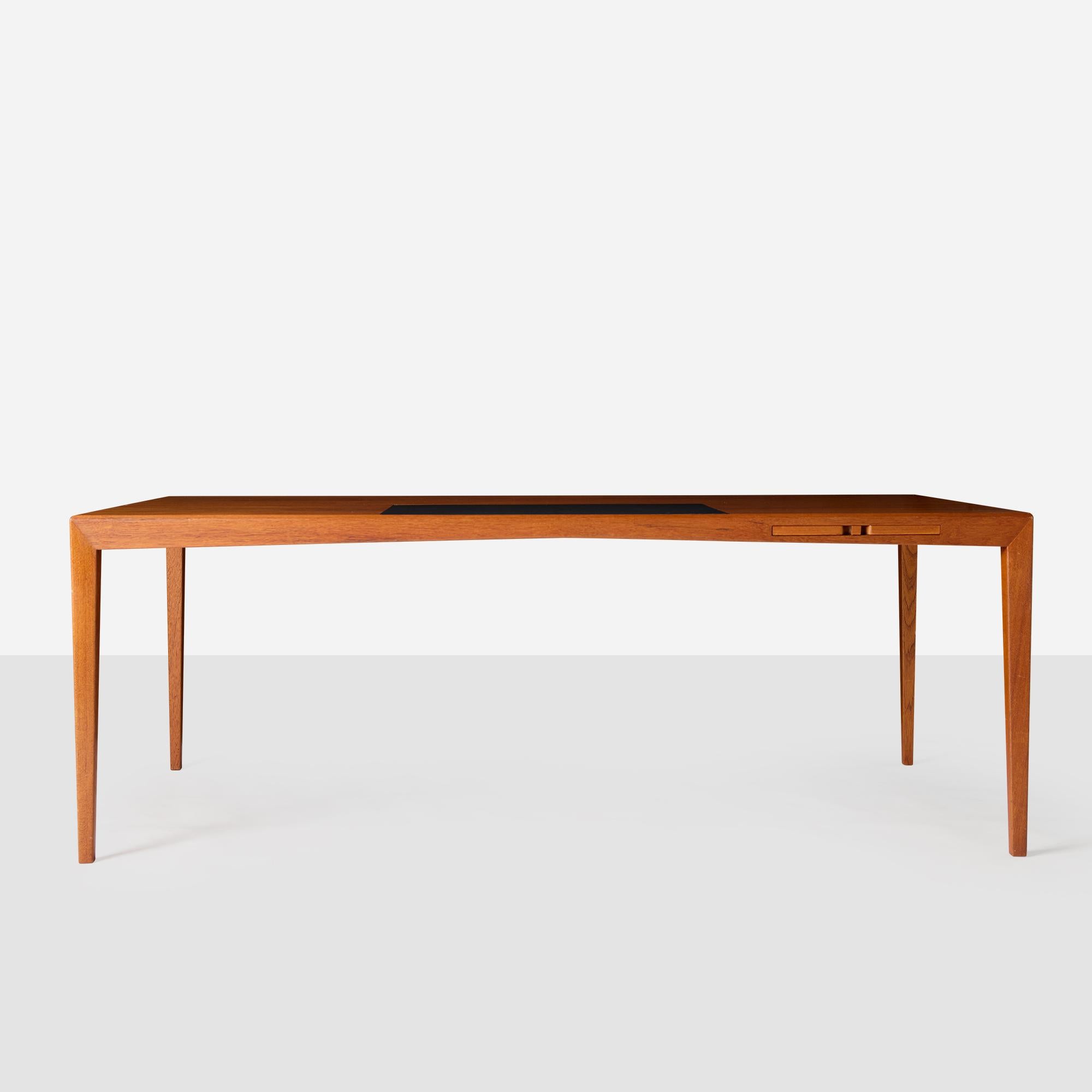 Scandinave moderne Bureau en teck avec insert en cuir par Atvidabergs Snickerifabrik en vente