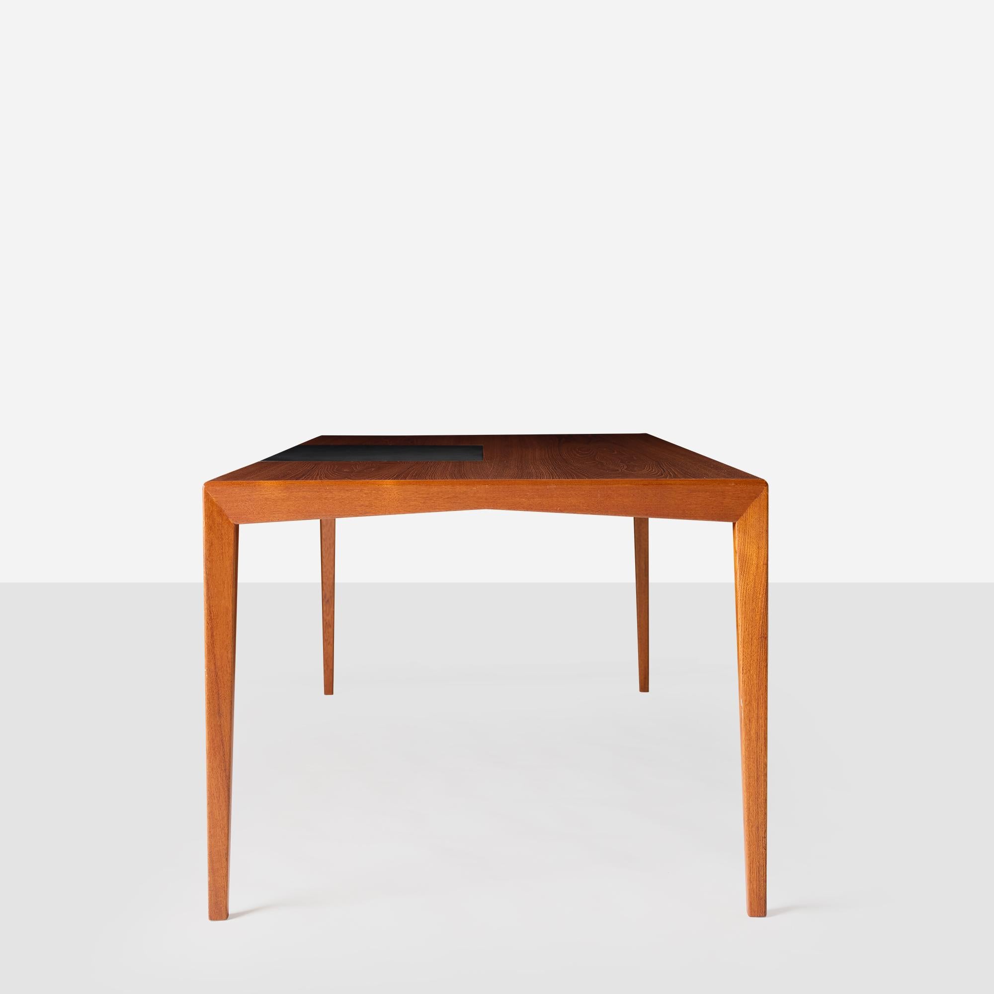 Suédois Bureau en teck avec insert en cuir par Atvidabergs Snickerifabrik en vente