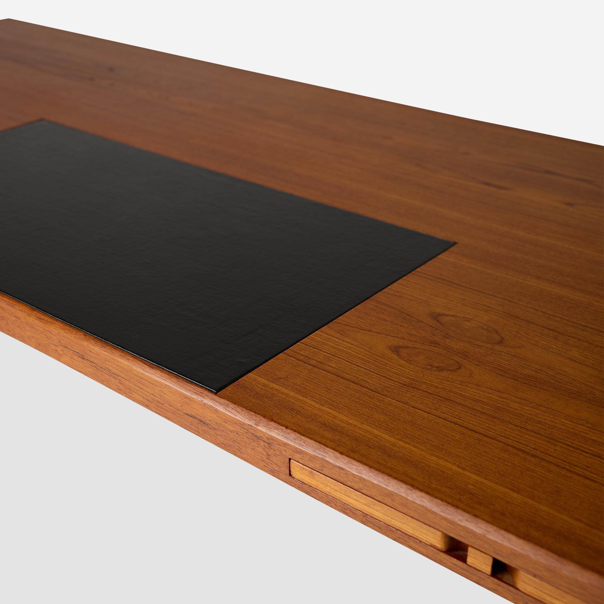 Bureau en teck avec insert en cuir par Atvidabergs Snickerifabrik Bon état - En vente à San Francisco, CA