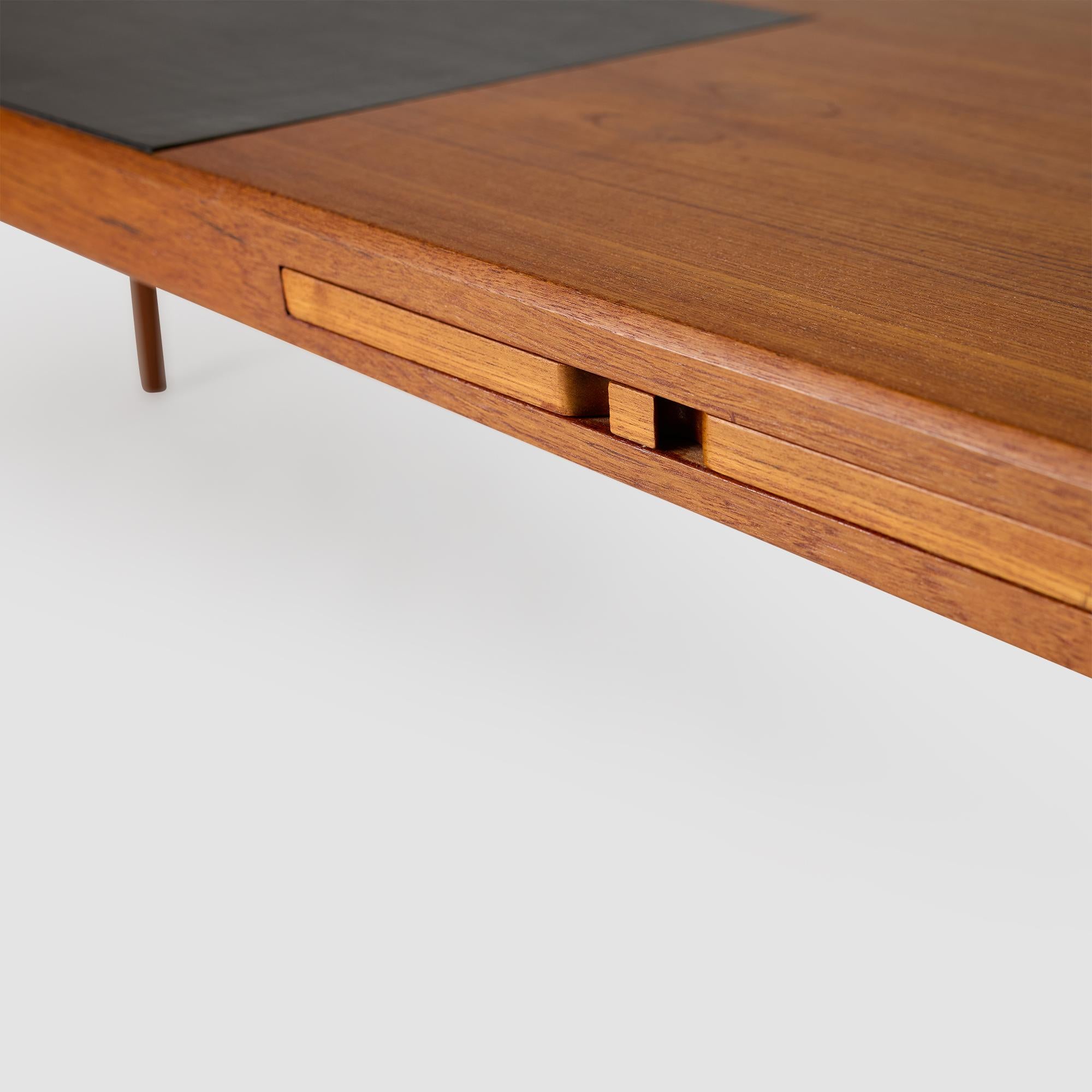 20ième siècle Bureau en teck avec insert en cuir par Atvidabergs Snickerifabrik en vente