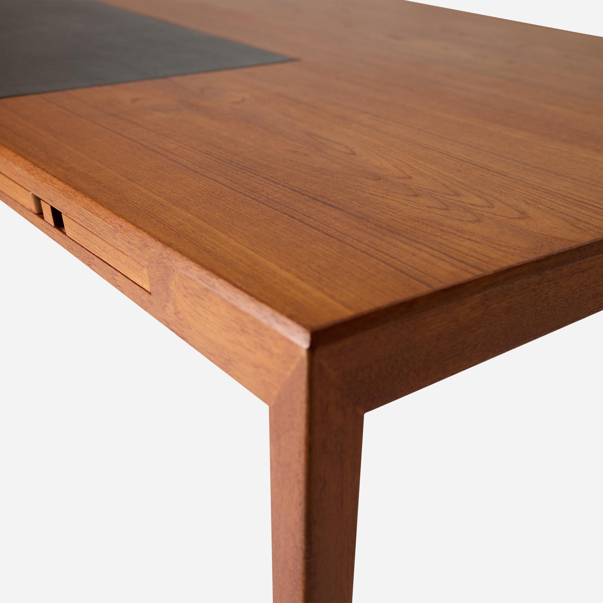 Teck Bureau en teck avec insert en cuir par Atvidabergs Snickerifabrik en vente