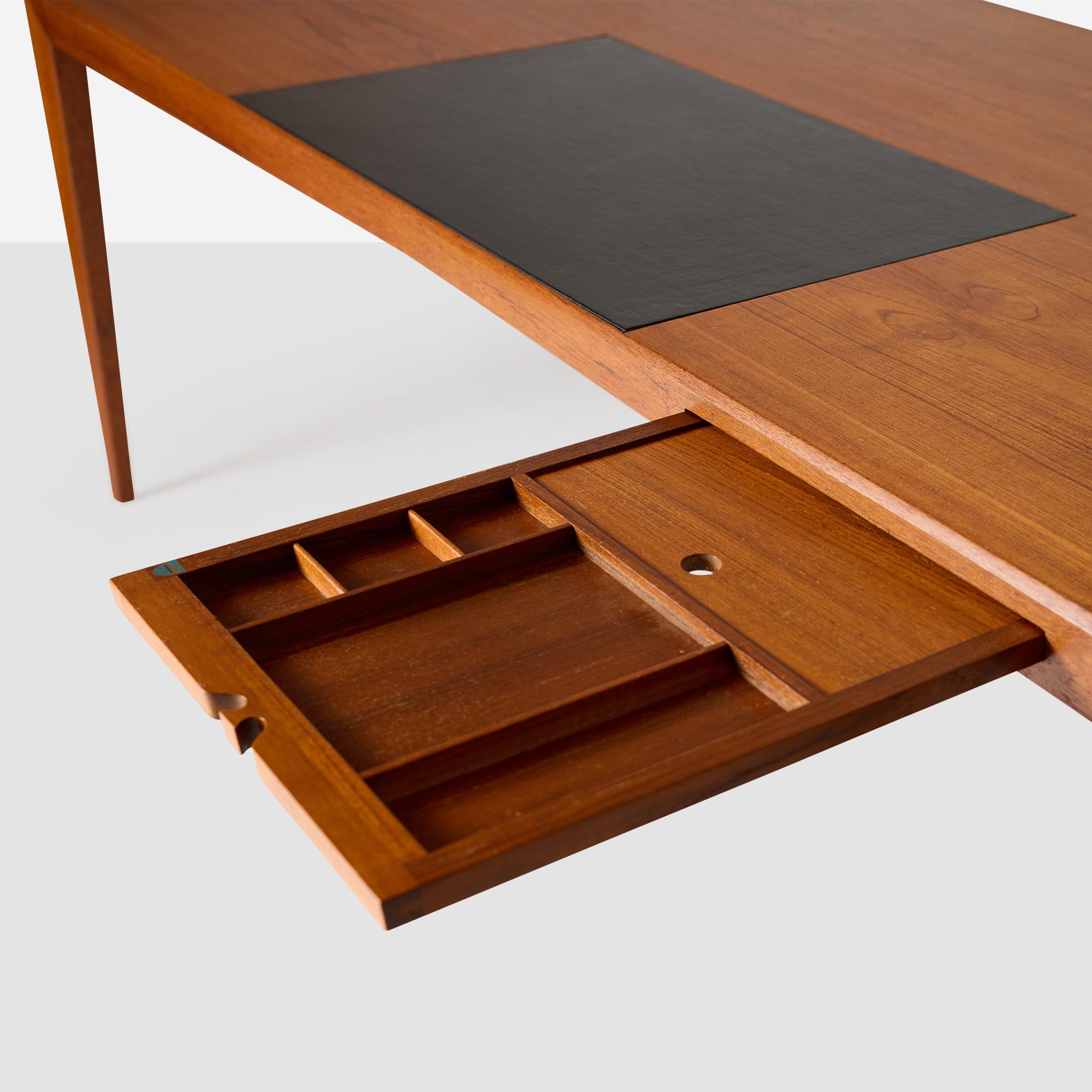 Bureau en teck avec insert en cuir par Atvidabergs Snickerifabrik en vente 2