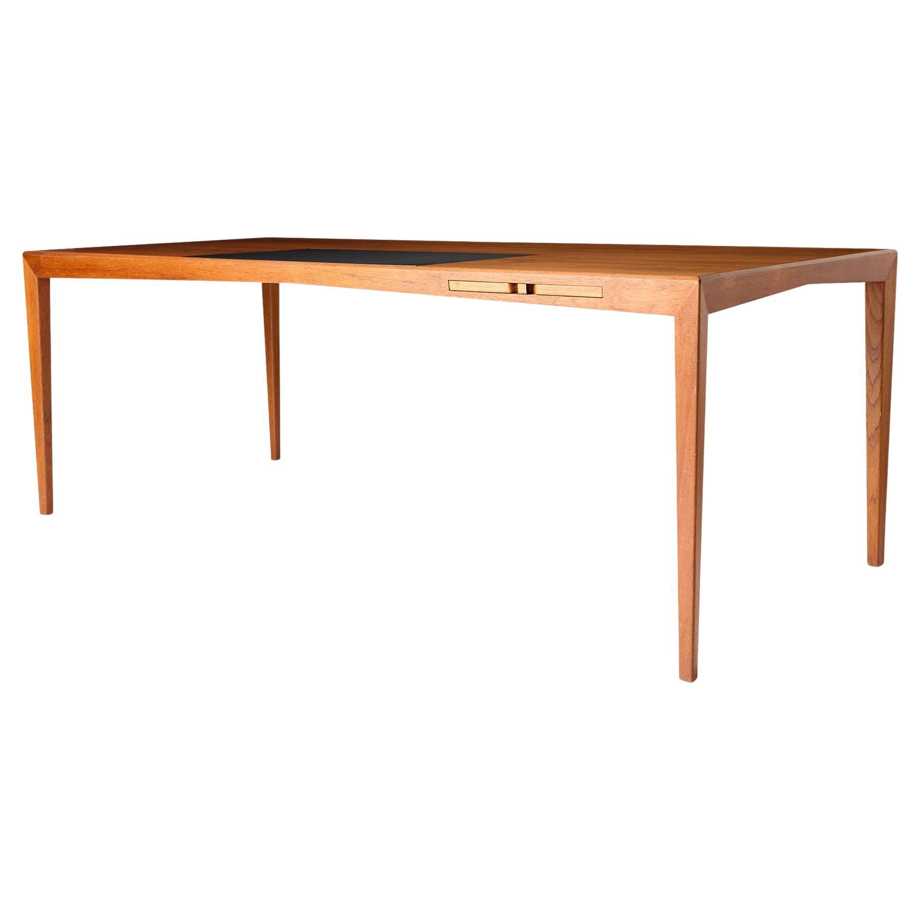 Bureau en teck avec insert en cuir par Atvidabergs Snickerifabrik en vente