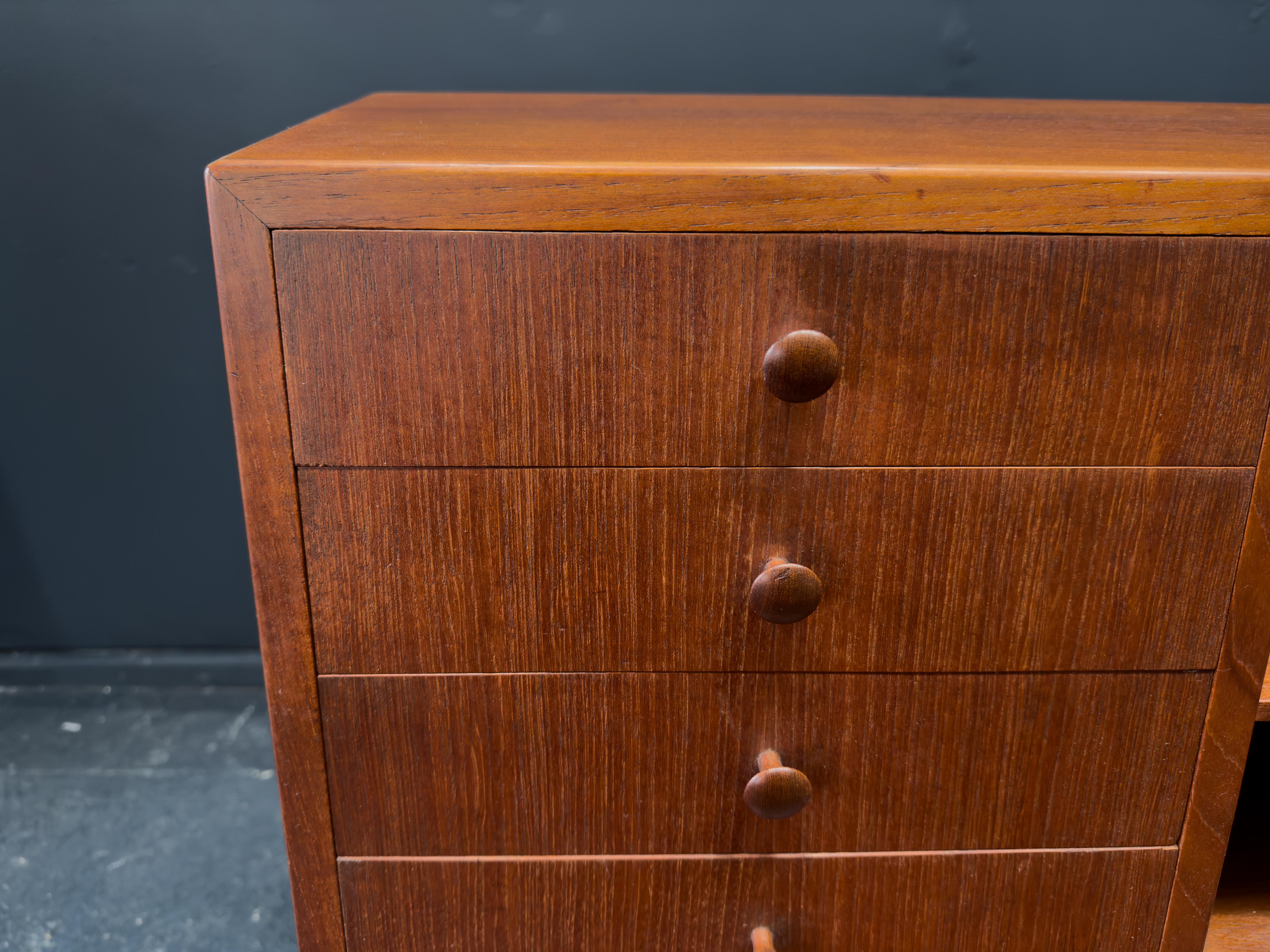 Scrivania in teak con unità a tamburo in vendita 3